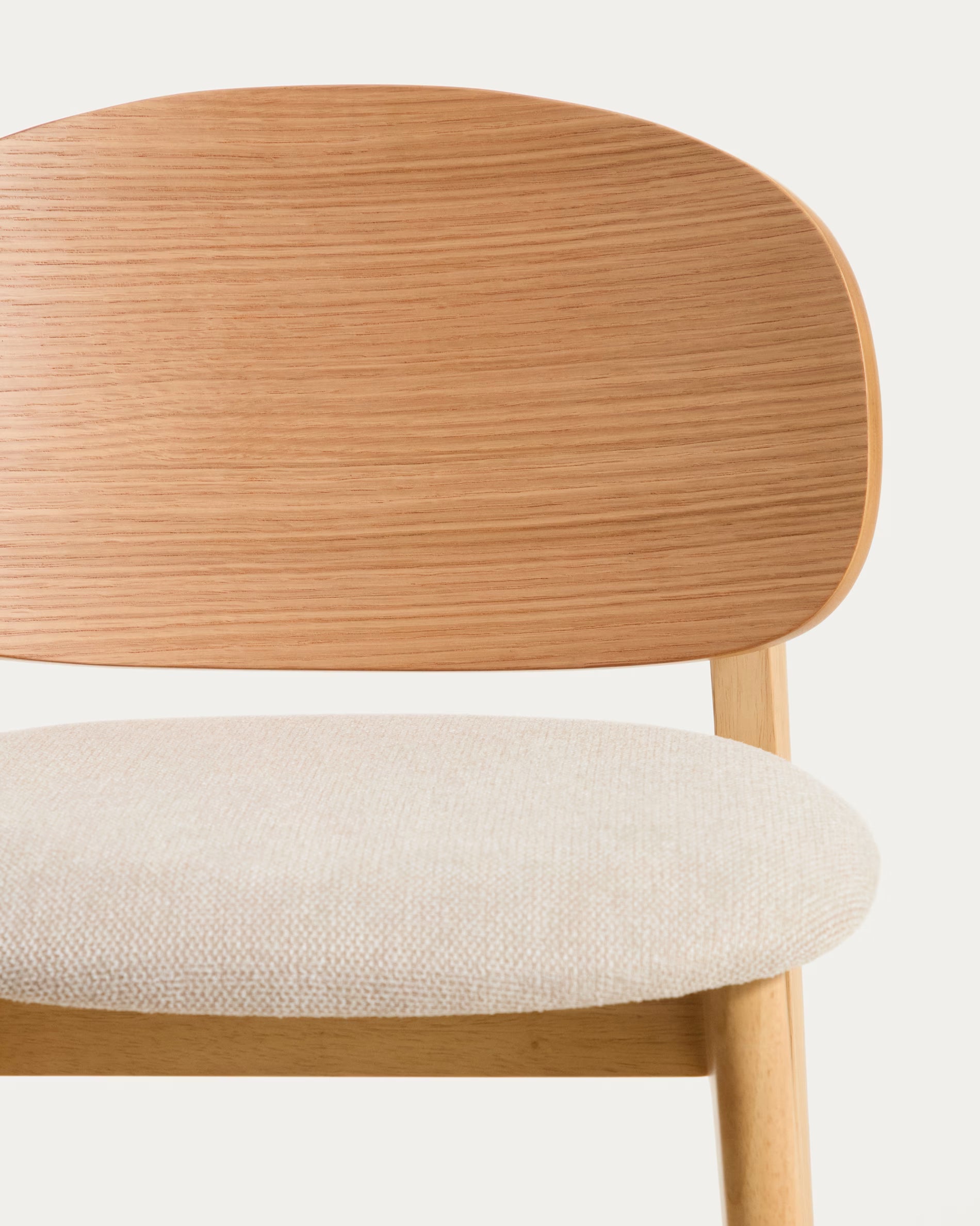 Barstoel LUDARA beige chenille met een gefineerde eiken basis