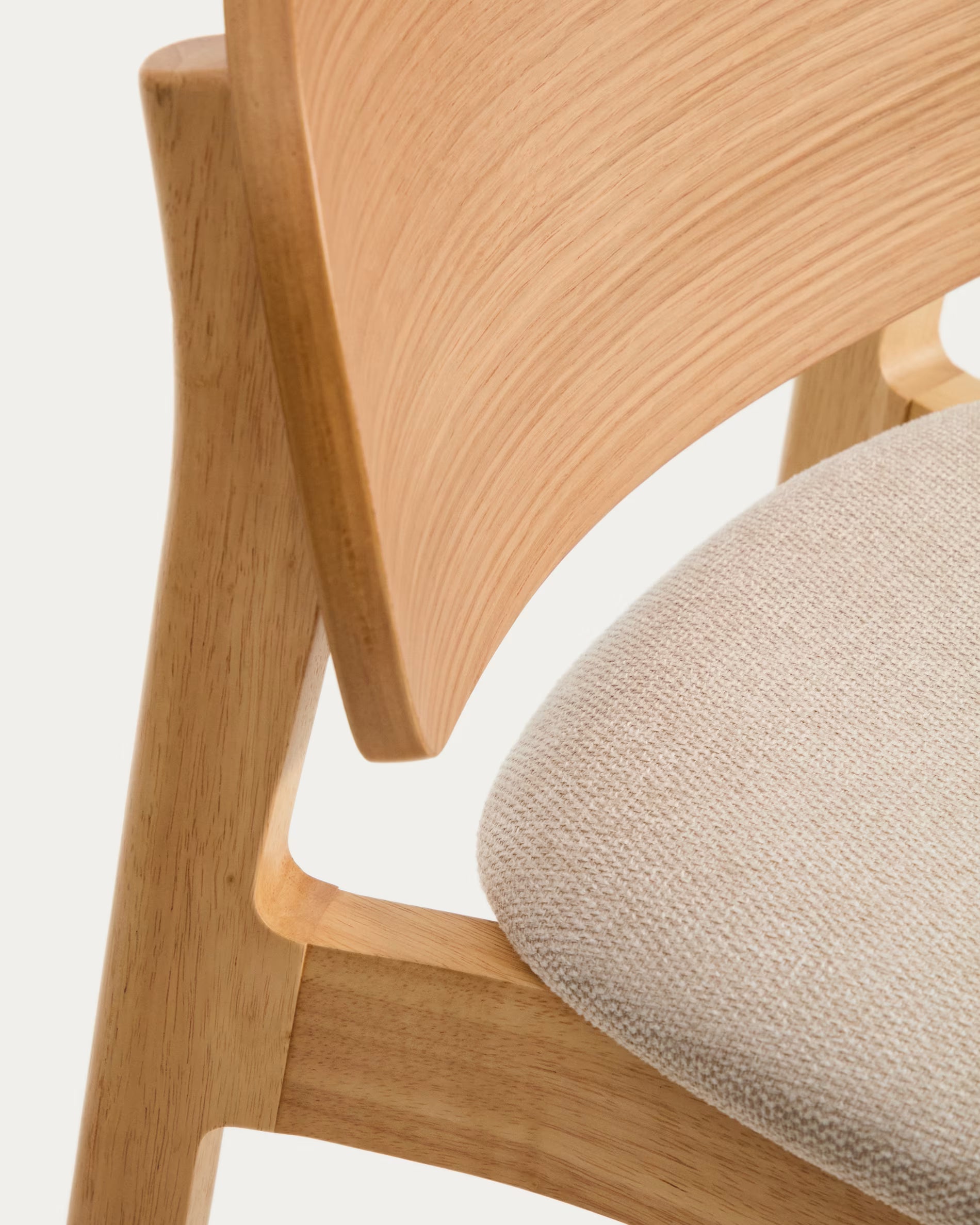 Barstoel LUDARA beige chenille met een gefineerde eiken basis