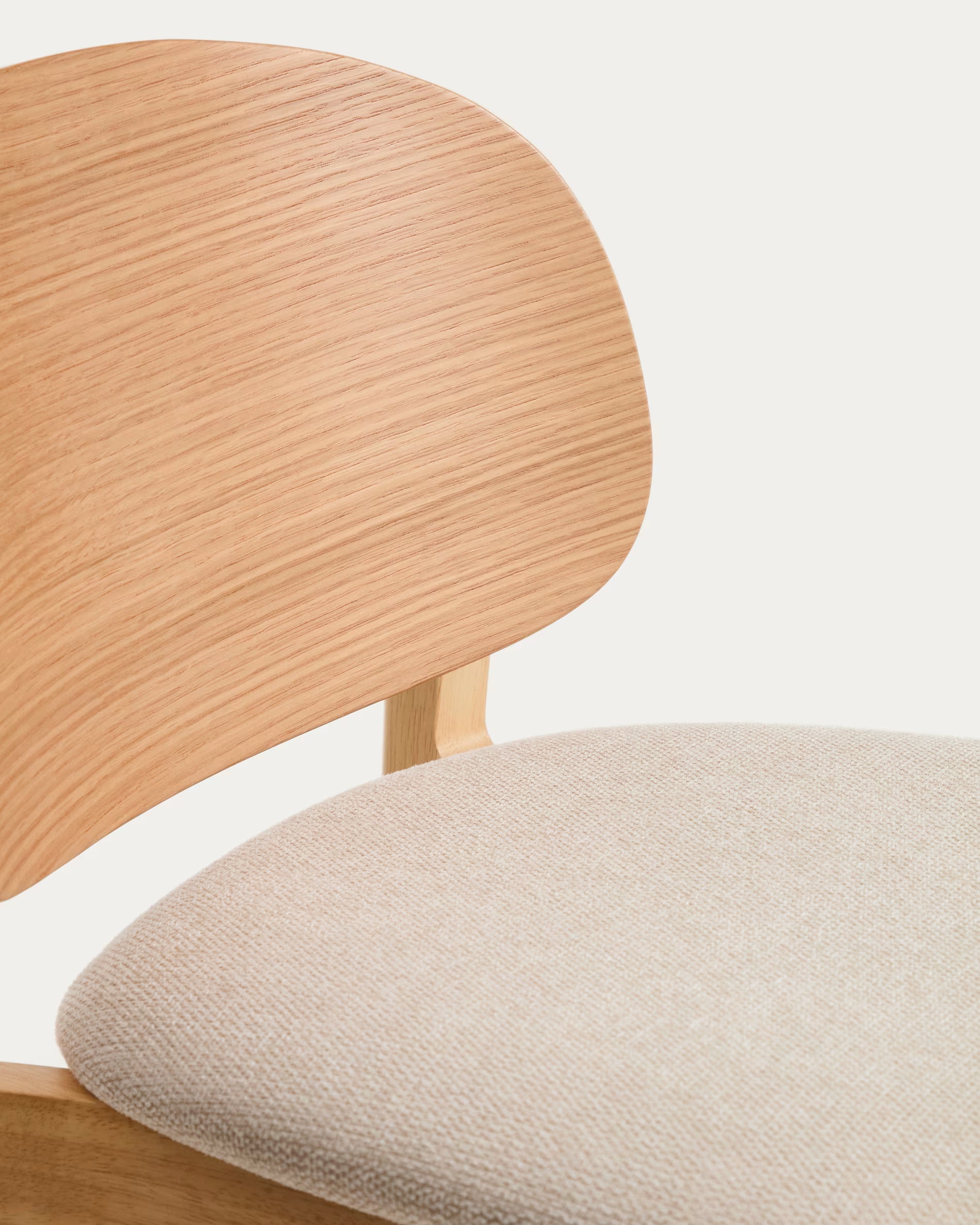 Barstoel LUDARA beige chenille met een gefineerde eiken basis