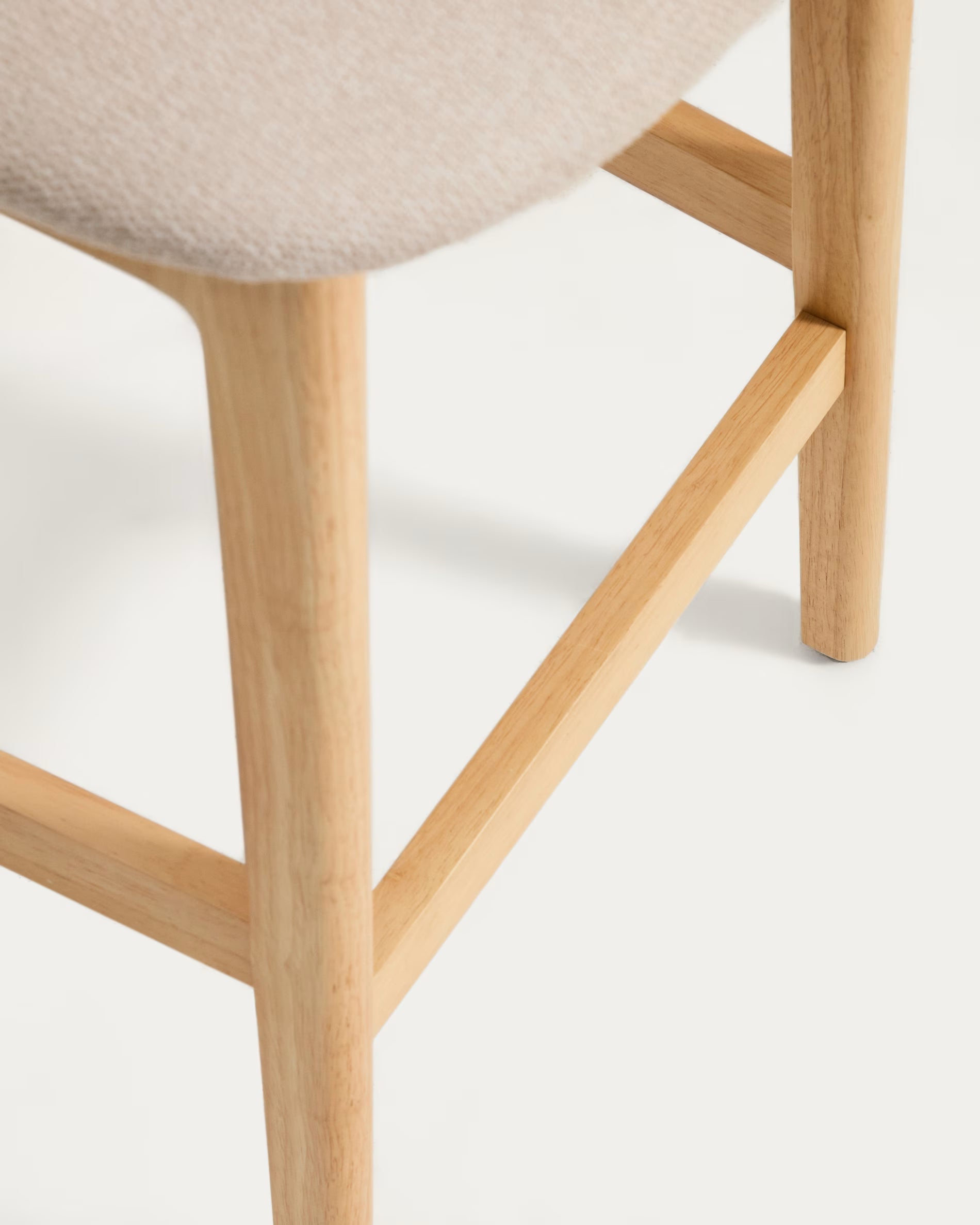 Barstoel LUDARA beige chenille met een gefineerde eiken basis