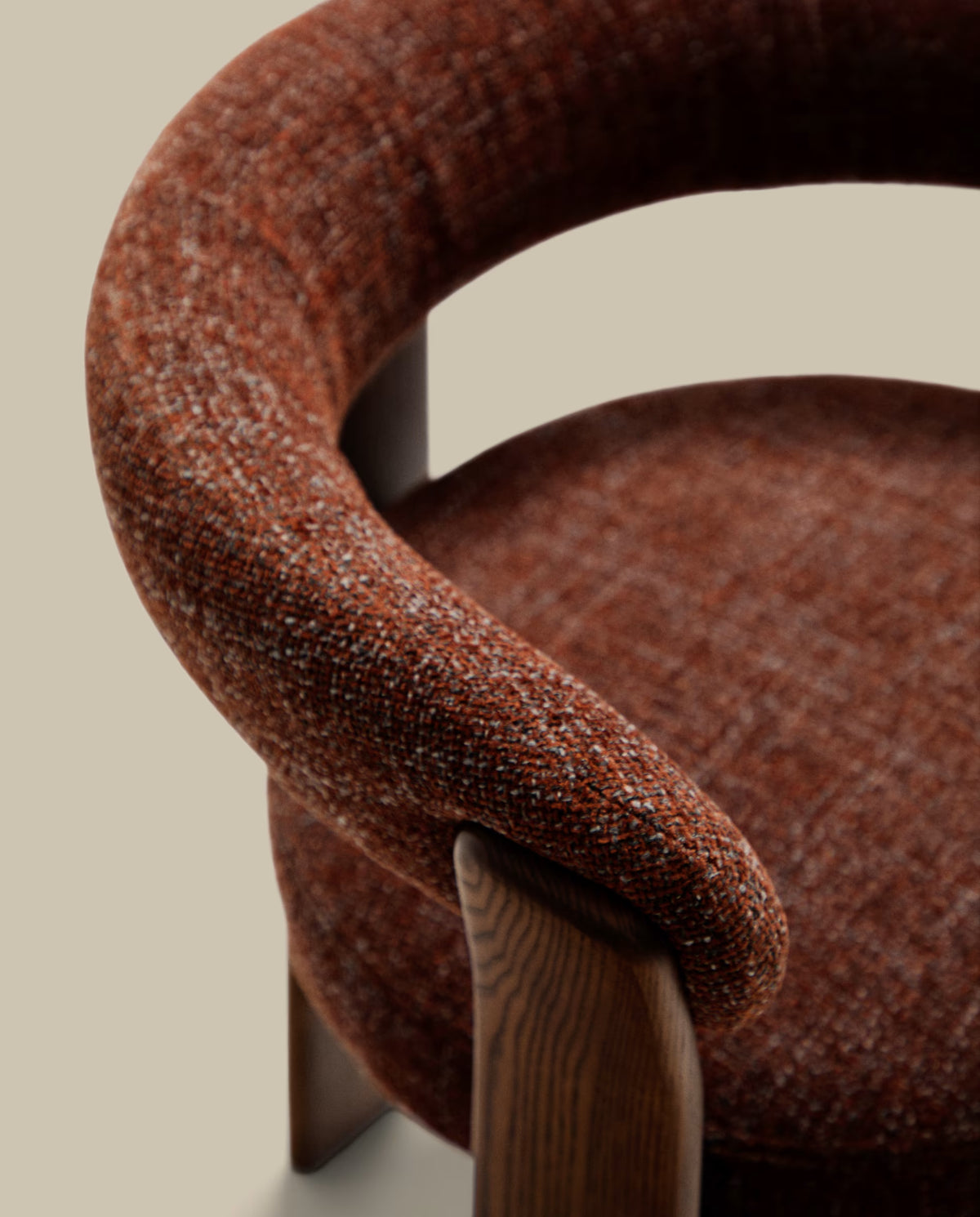 Stoel met armleuningen GRANITE bruin chenille met een donkere essen basis