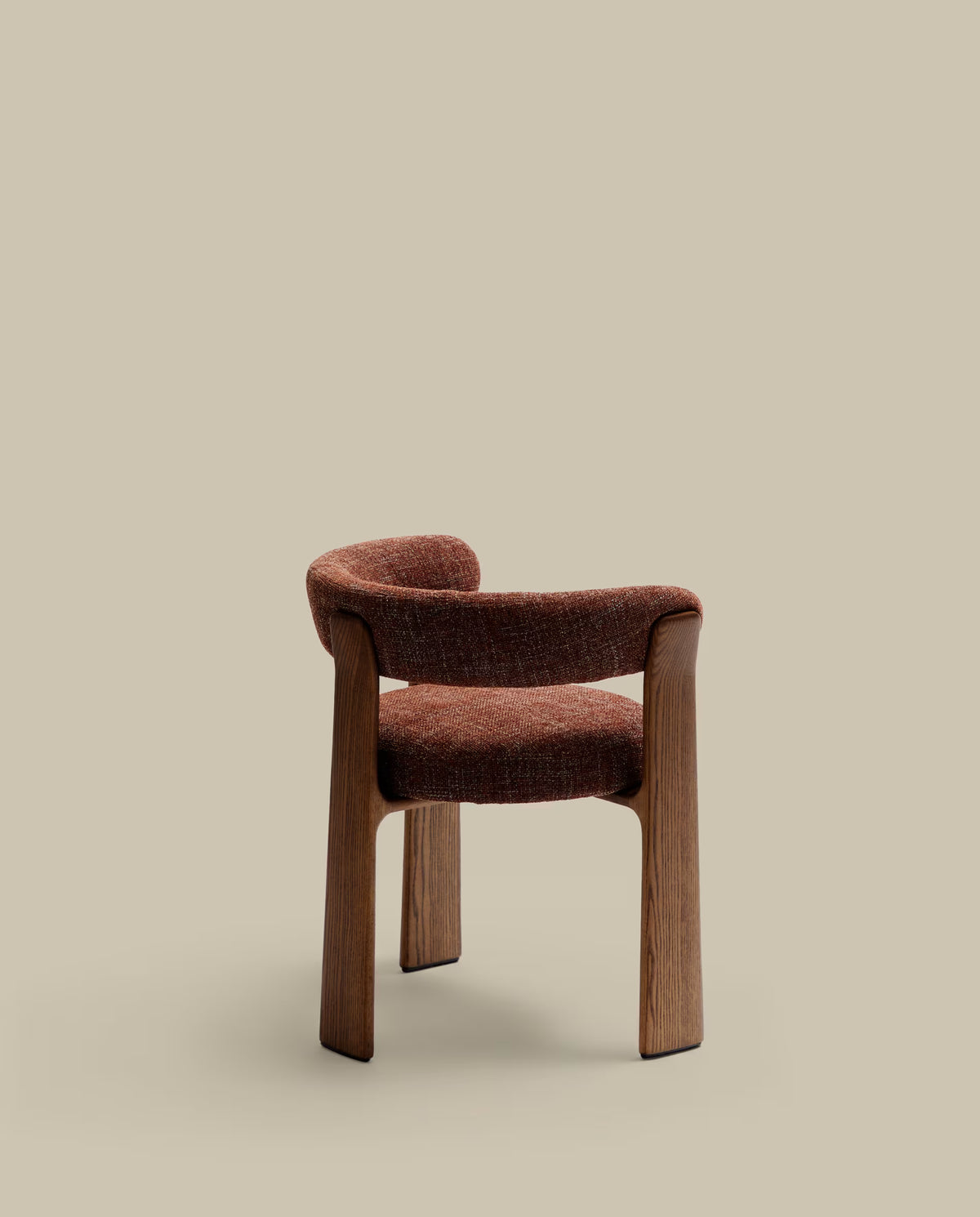 Stoel met armleuningen GRANITE bruin chenille met een donkere essen basis