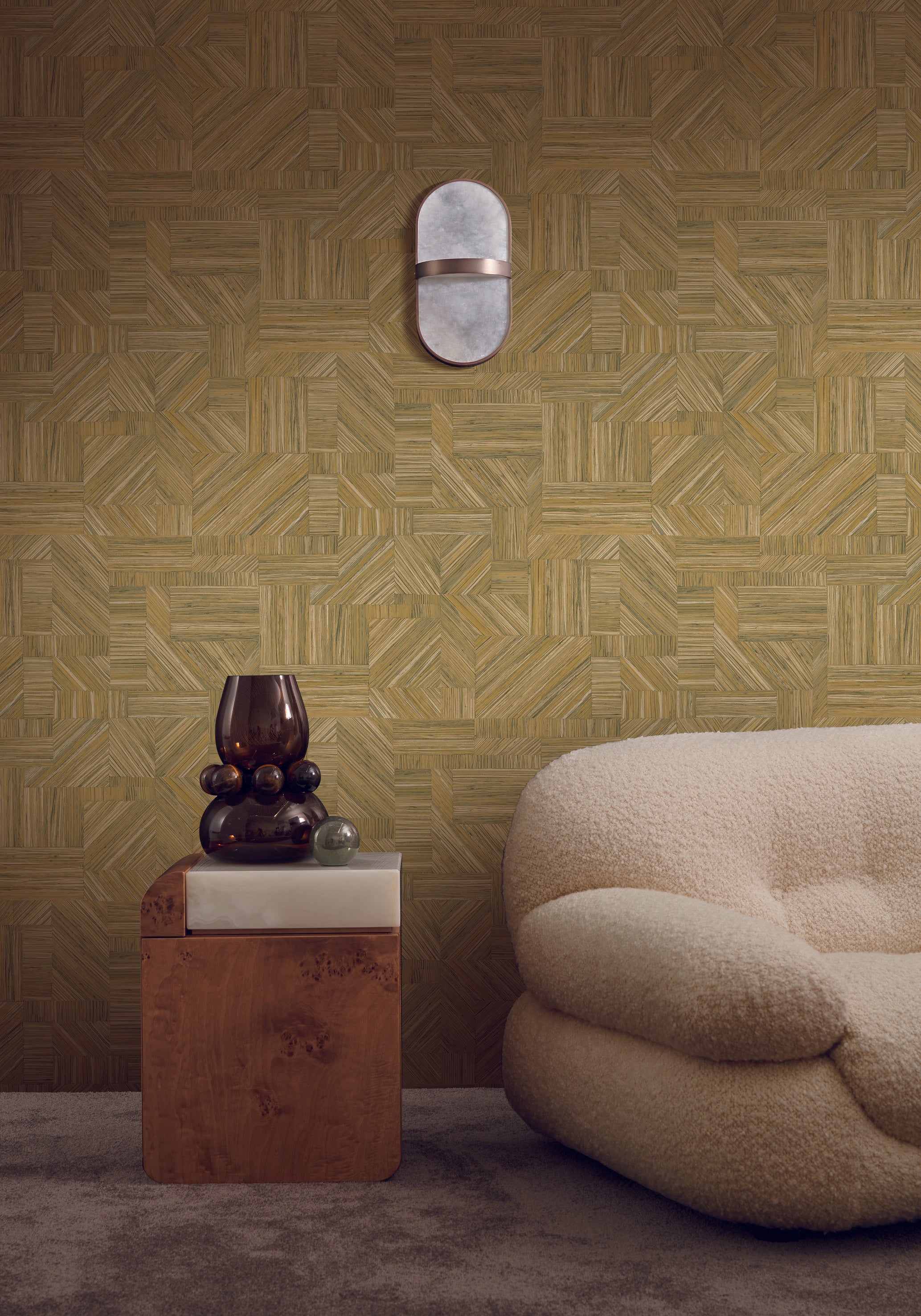 Geometrisch structuurbehang dat een stroken patchwork imiteert IMBRICATION - CACTUS olijfgroen