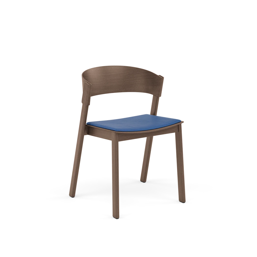 COVER stoel, gepersonaliseerd met een donkere eiken basis