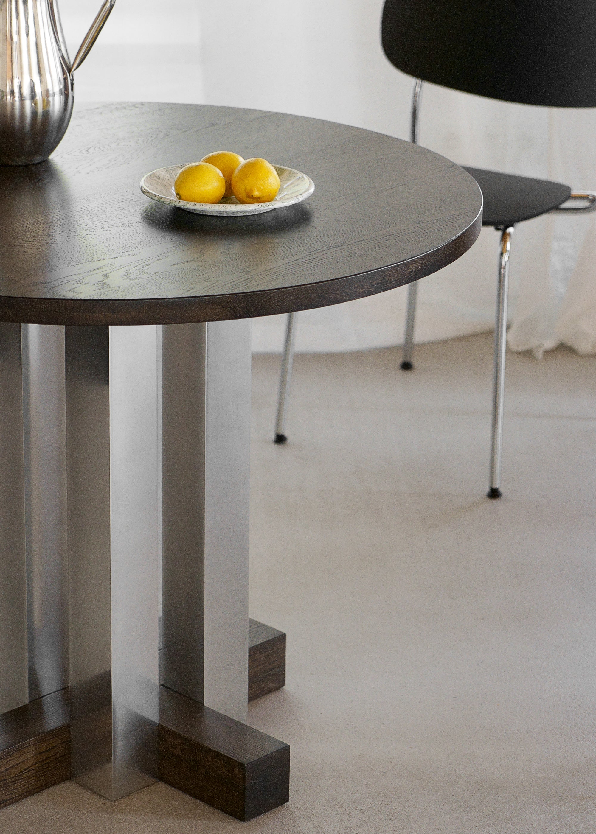 CRUZ round table in aluminum with dark oak wood