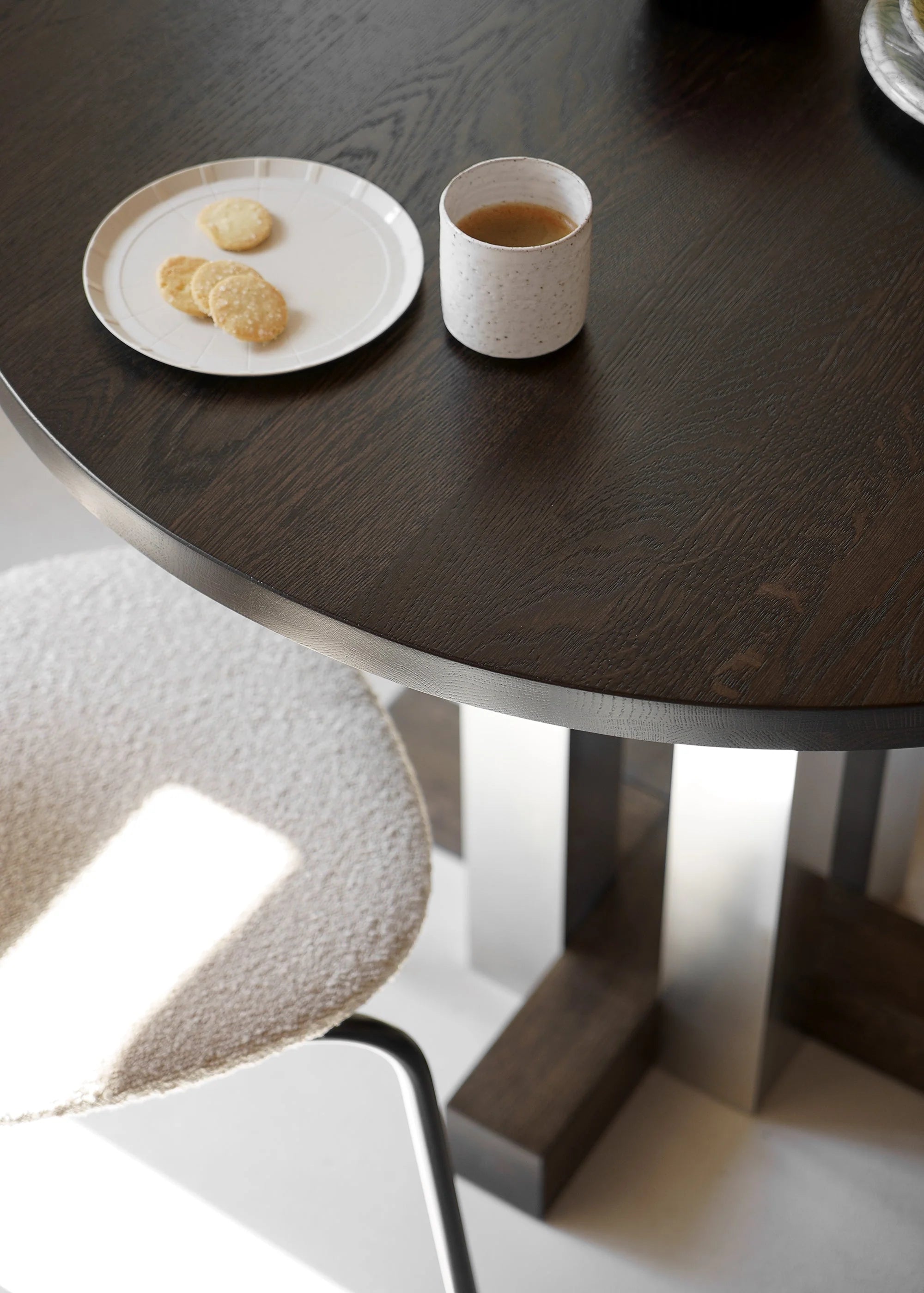 CRUZ round table in aluminum with dark oak wood