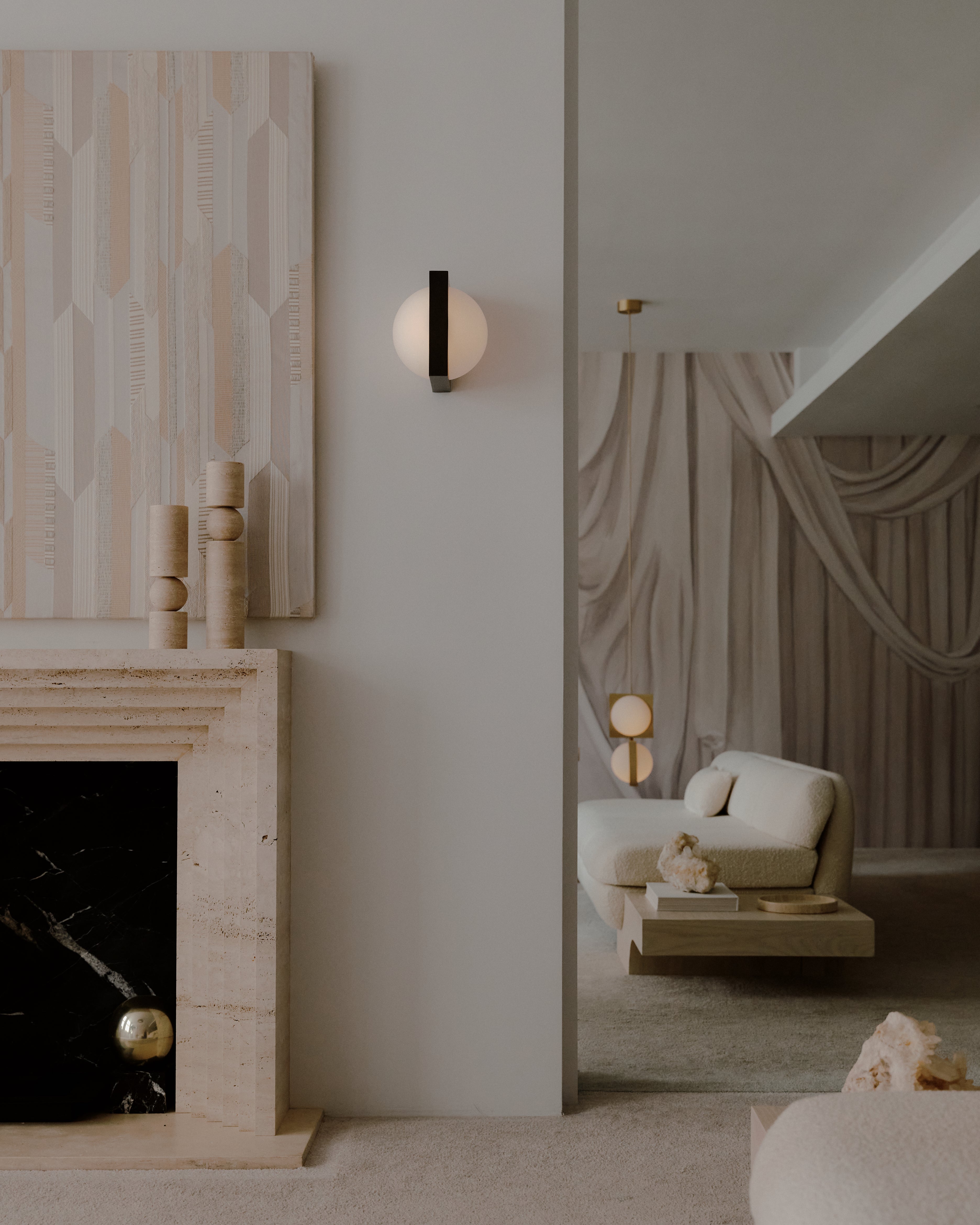 Wandlamp SOLSTICE met opaal glazen kap en zwart messing