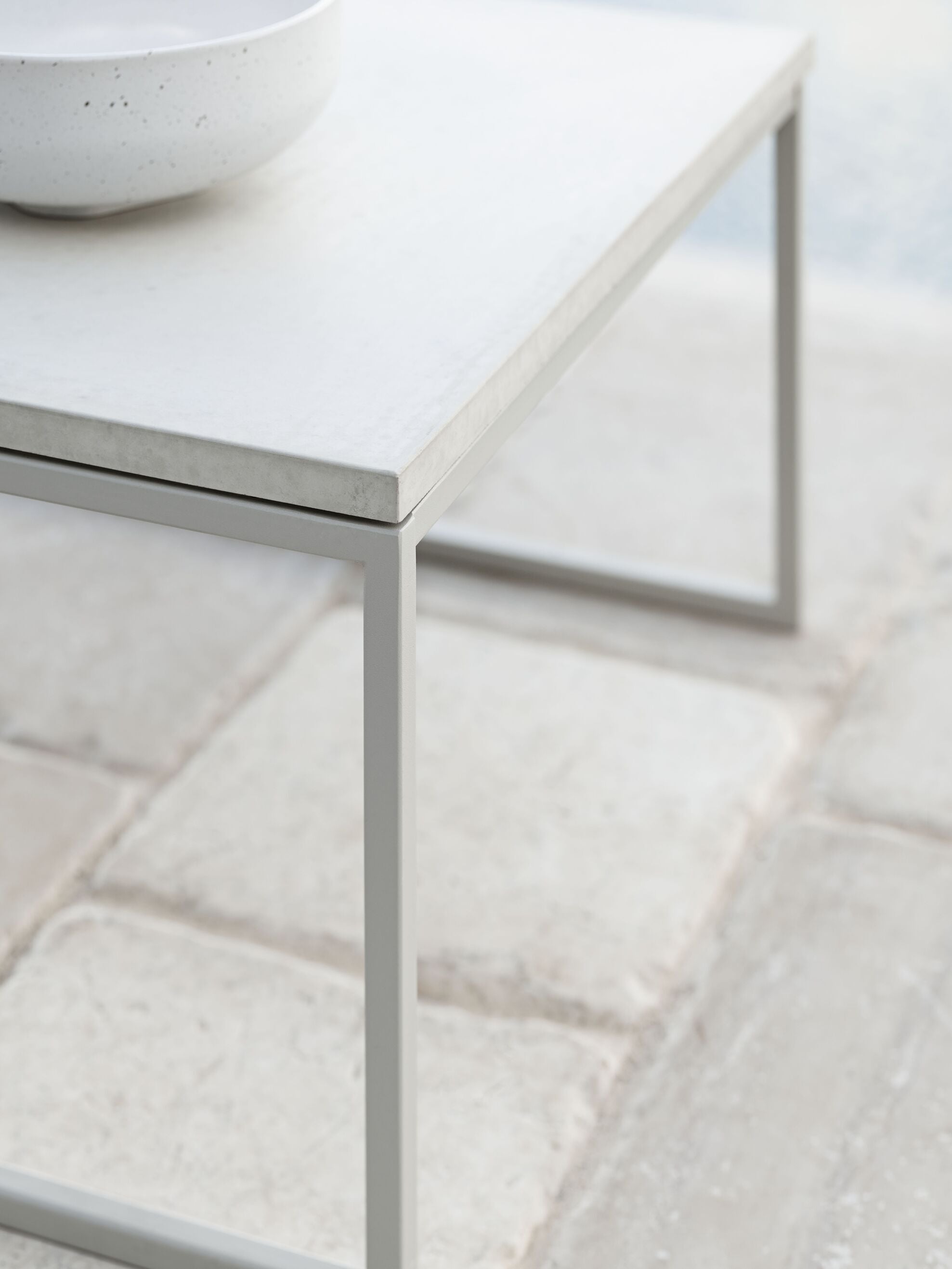 Buiten koffie tafel COMO met houten blad en stalen basis