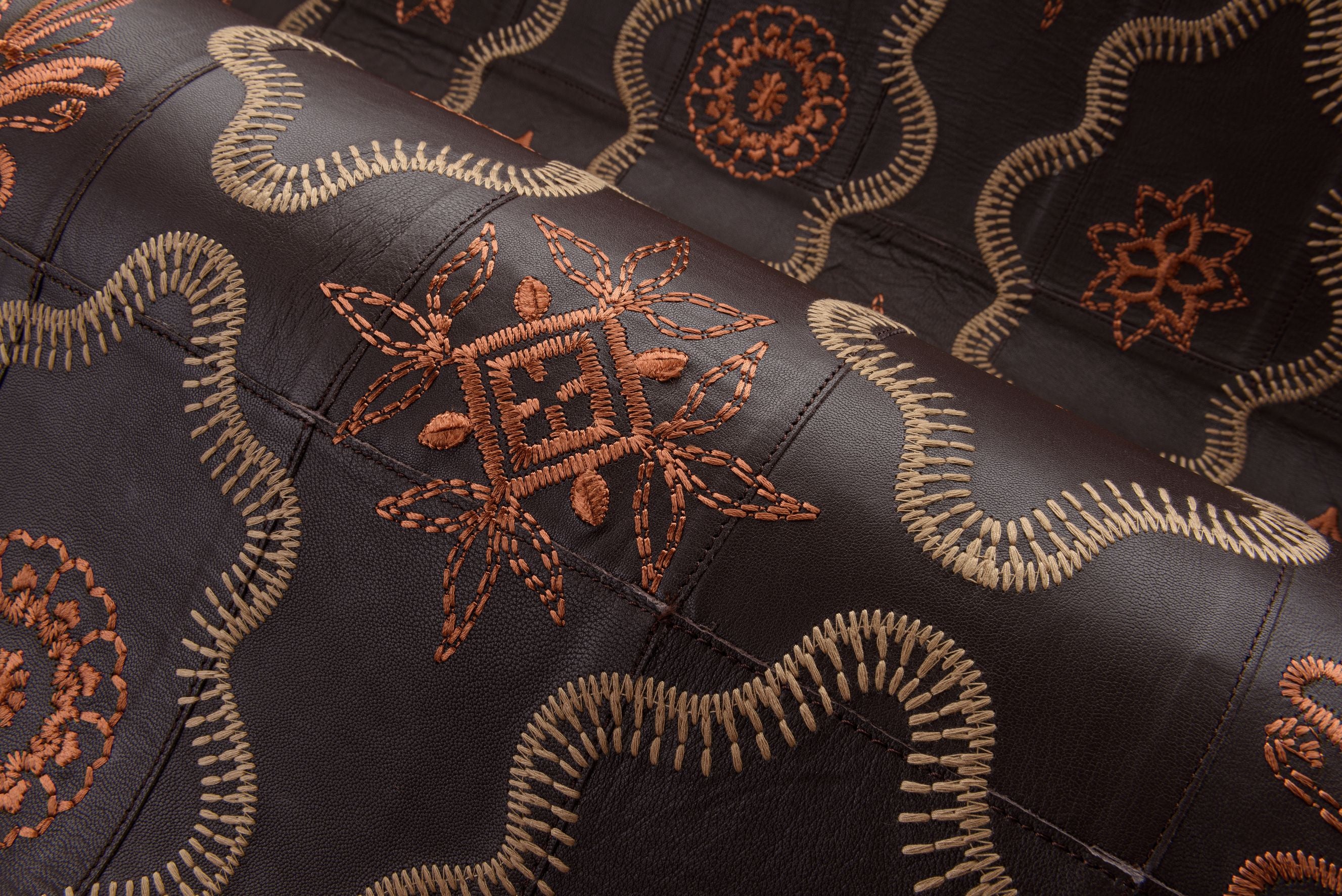 natuurlijke leren behang met geometrisch motief DUCTIA beige
