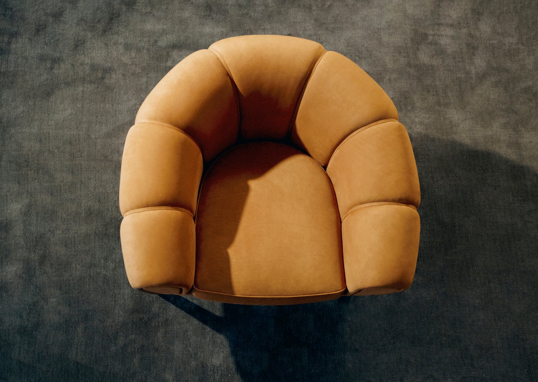 Fauteuil CROISSANT gestoffeerd met eiken basis
