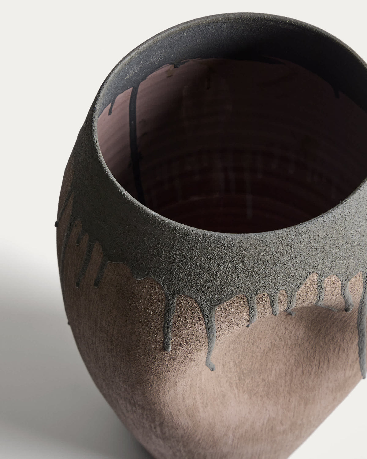 Wazon EMIRO ciemnobrązowy ceramiczny – ujęcie 3