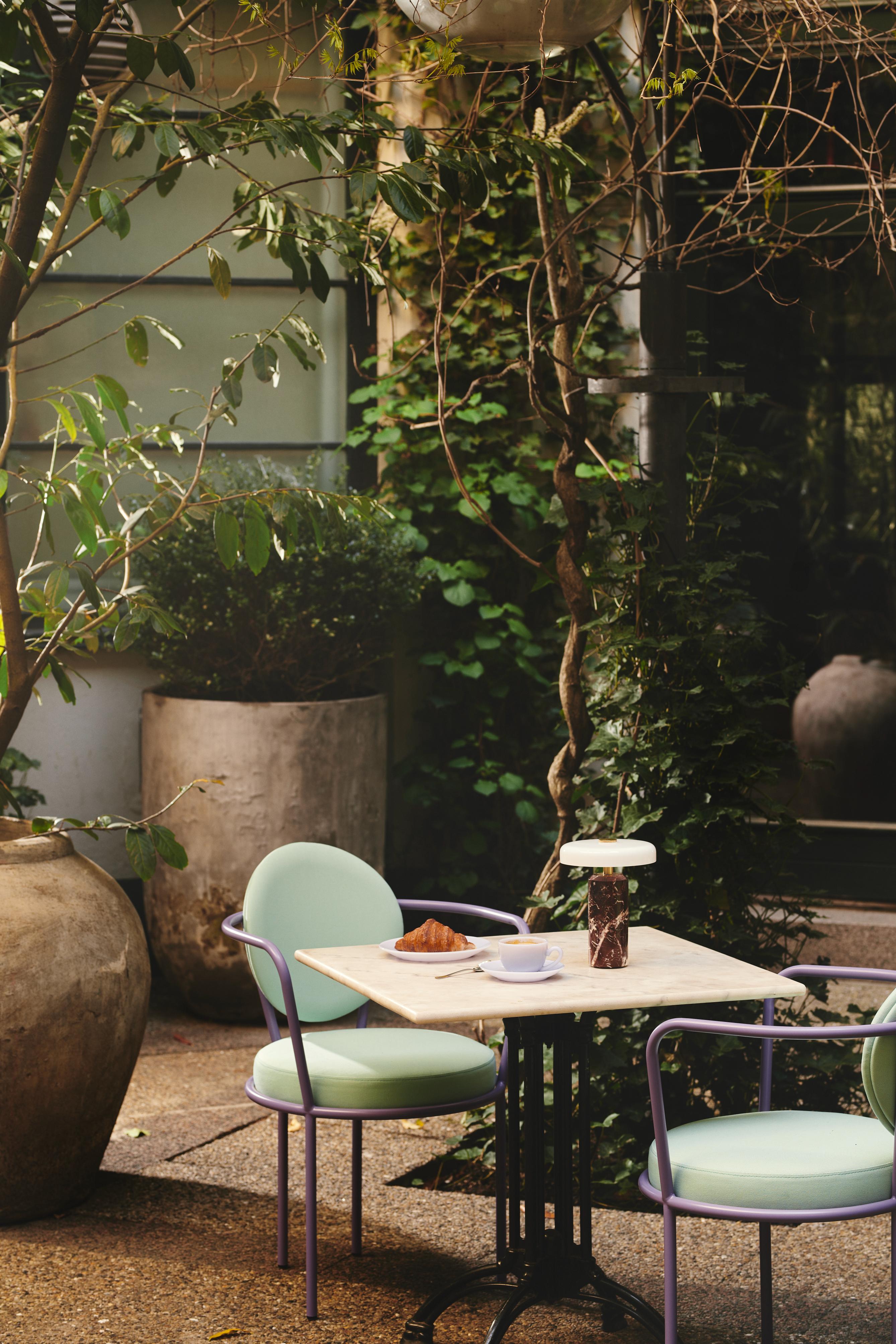 Draagbare lamp TRIP bordeaux marmer met melkachtig wit glas