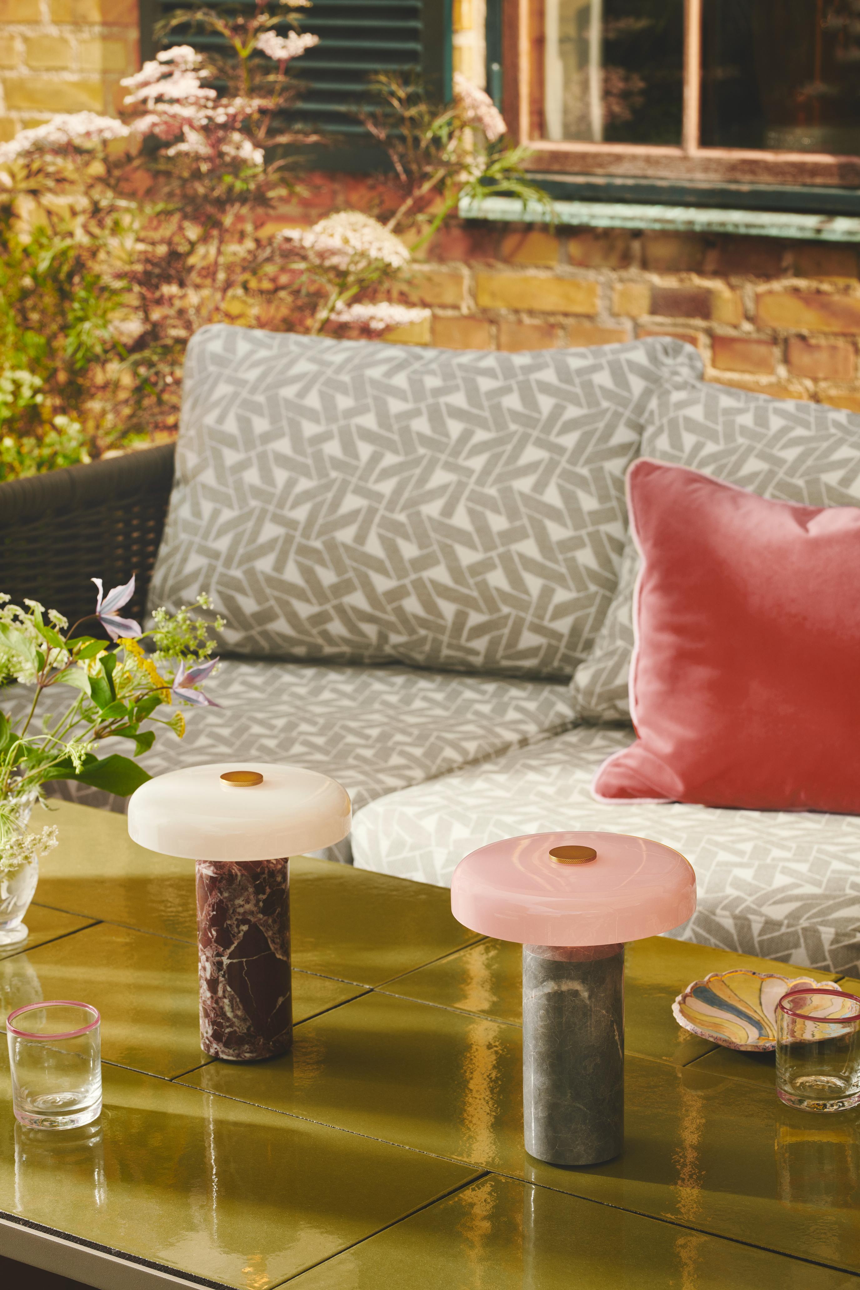 Draagbare lamp TRIP bordeaux marmer met melkachtig wit glas