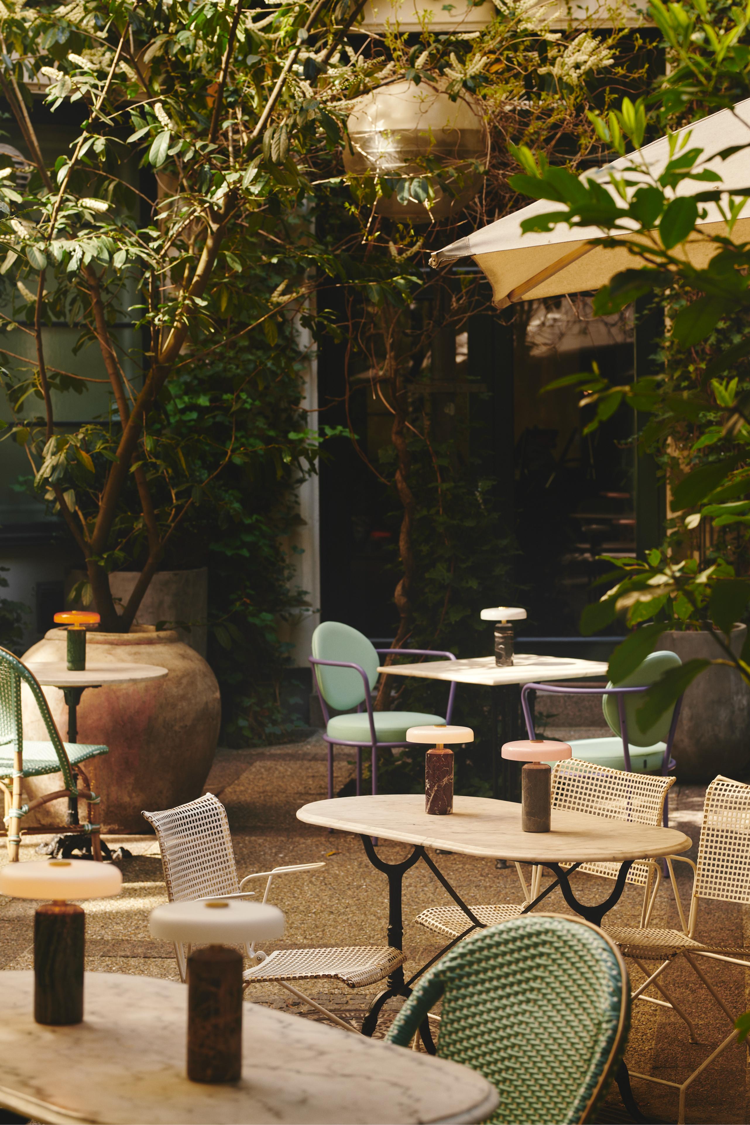 Draagbare lamp TRIP bordeaux marmer met melkachtig wit glas