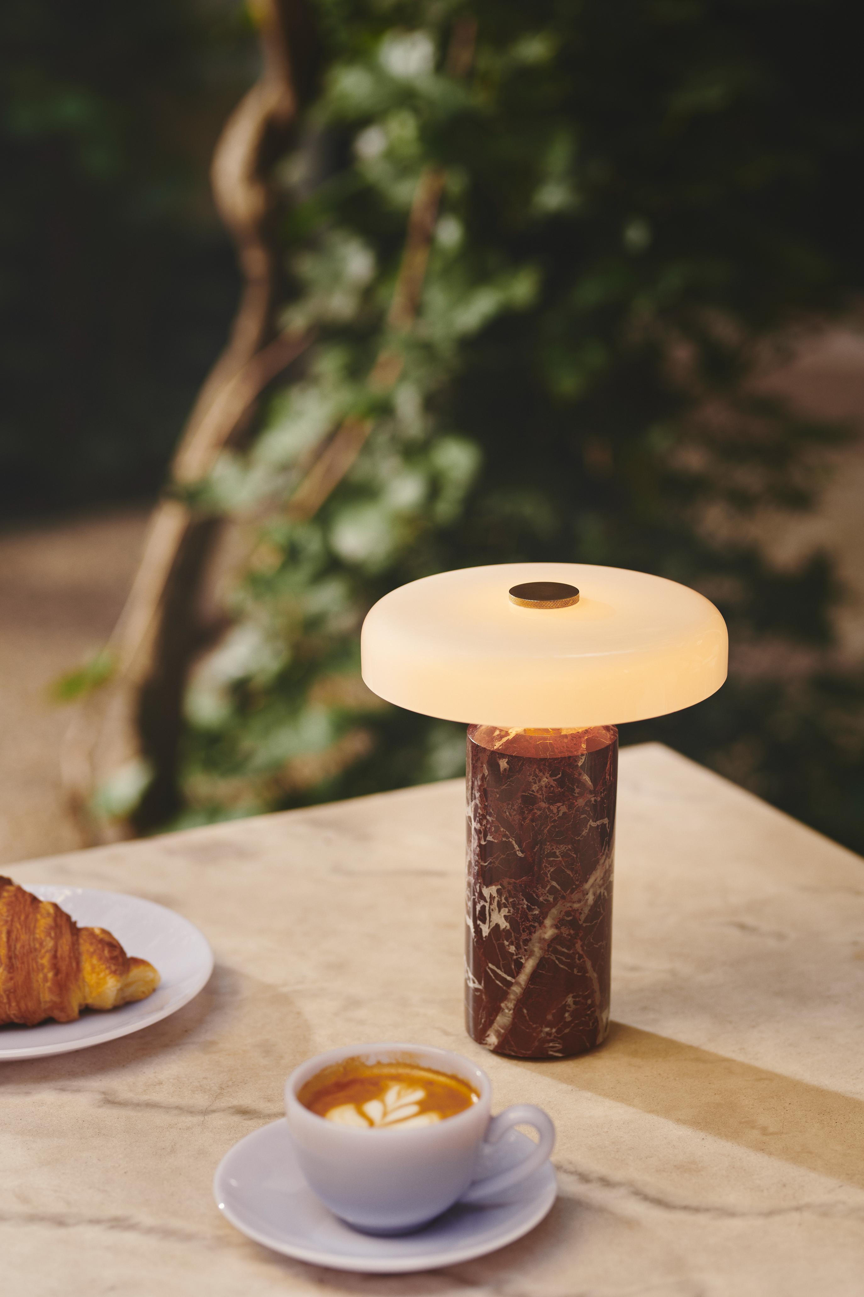 Draagbare lamp TRIP bordeaux marmer met melkachtig wit glas