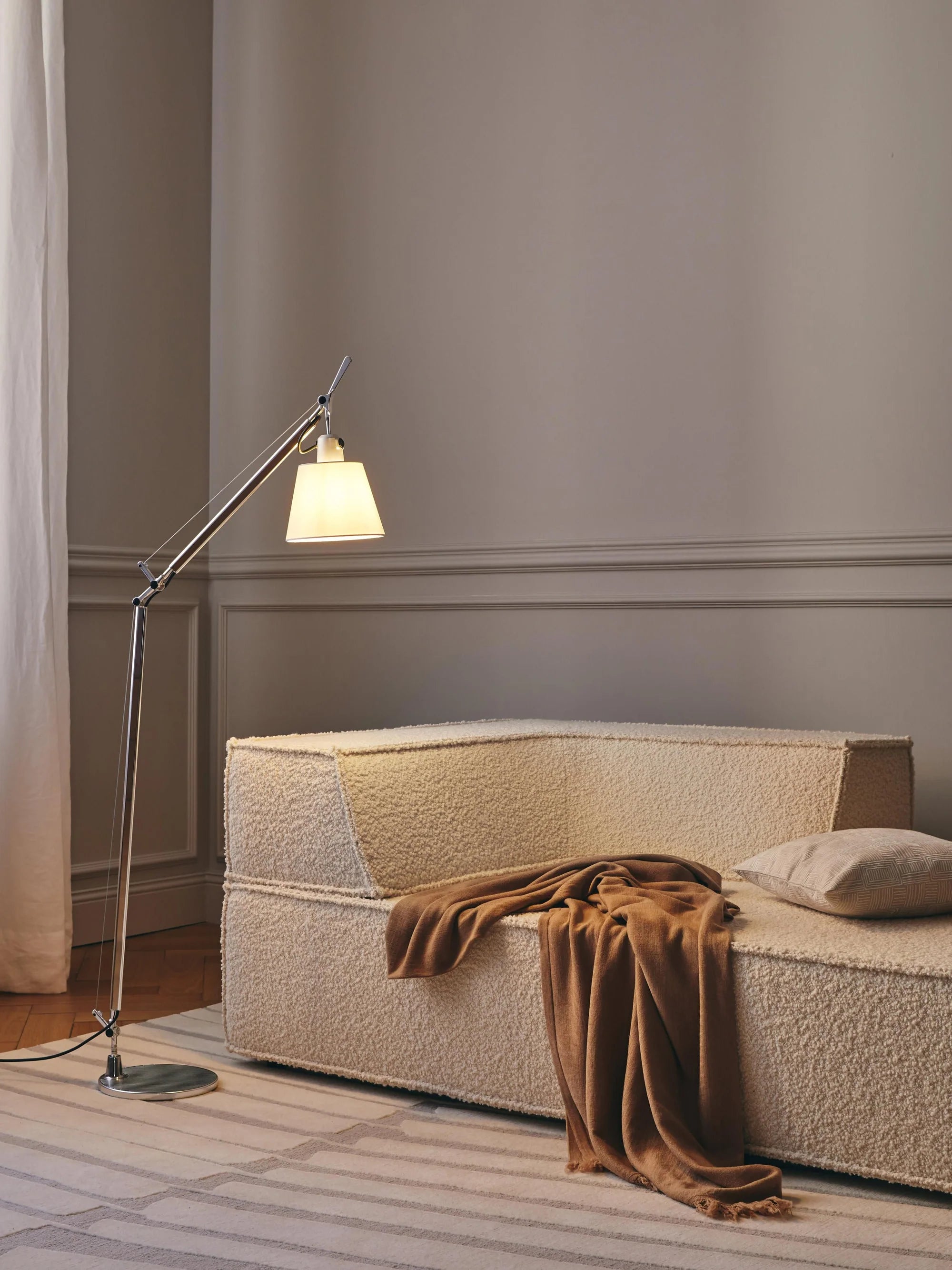 Vloerlamp voor lezen TOLOMEO BASCULANTE met pergamenten kap en zilveren voet