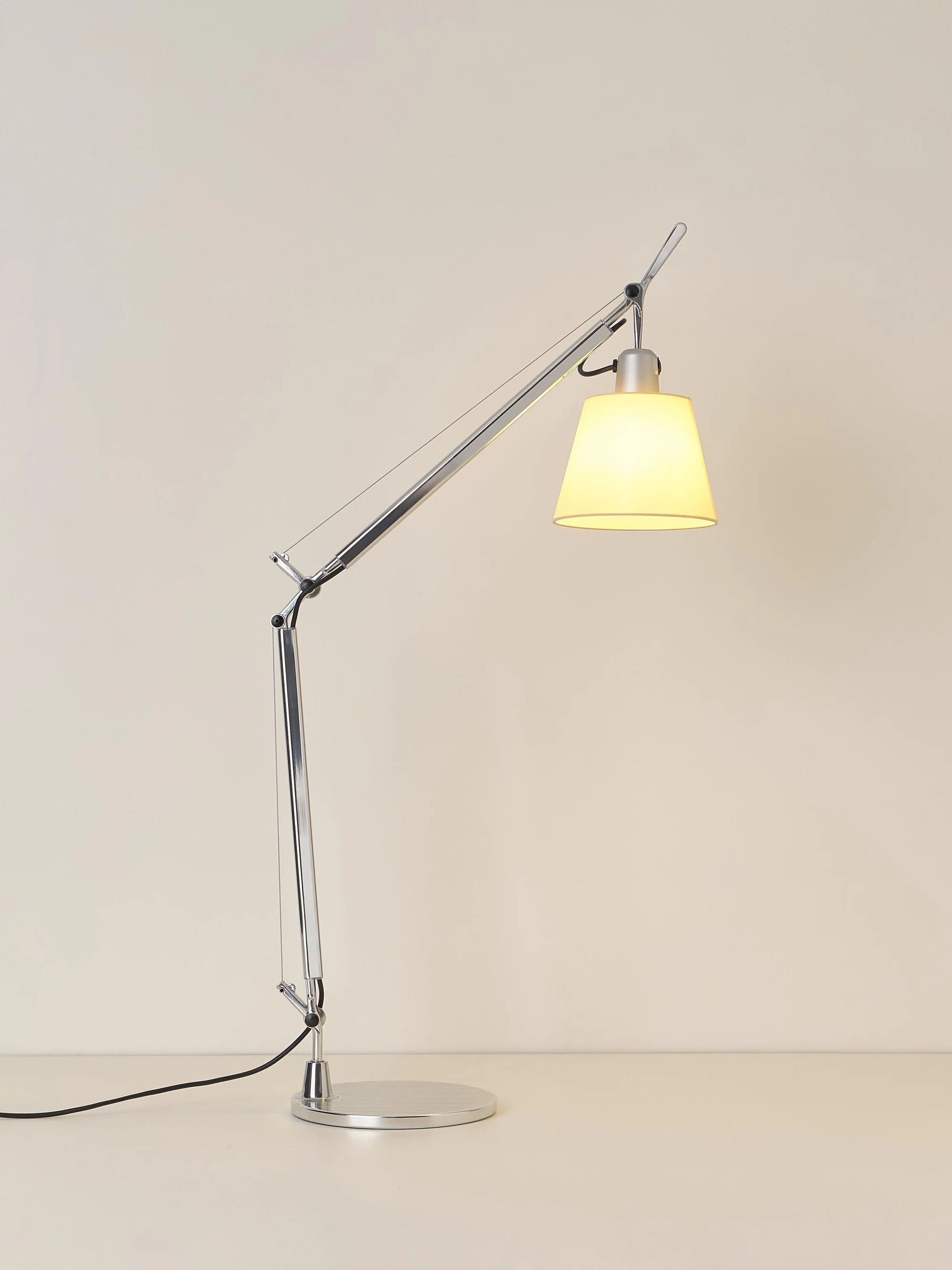 Adjustable desk lamp TOLOMEO BASCULANTE with parchment shade and silver base