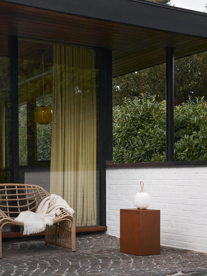 Tragbare Lampe VL 45 weiß mit messingfarbenem Fuß