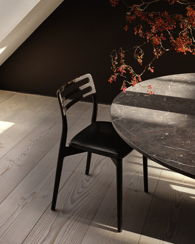 Stoel CABIN zwart leer met een donkere eiken basis