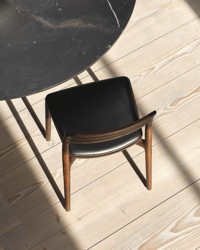 Stuhl CABIN schwarze Leder mit dunklem Eichenfuß