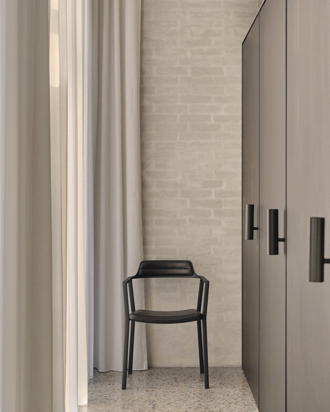 Stoel 451 zwart leer met zwarte metalen basis