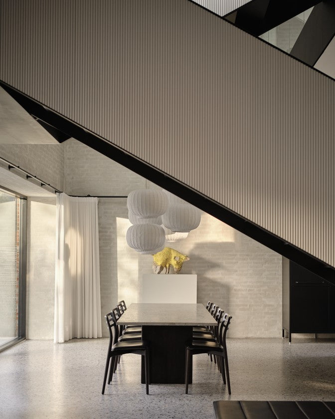 Tafel CABIN grijs kalksteenblad met donkere eiken basis