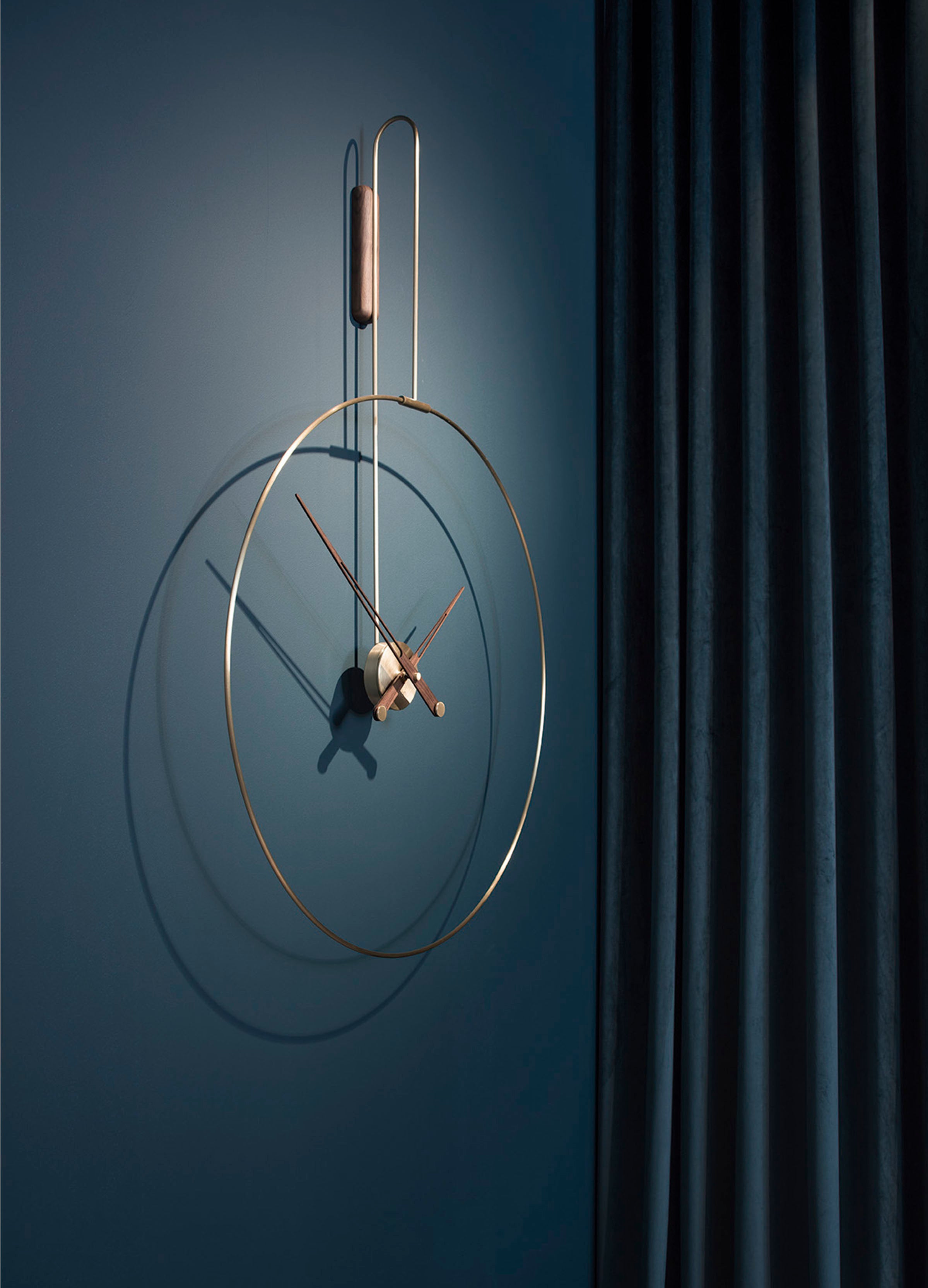 Wanduhr DARO aus Nussbaum mit Silber