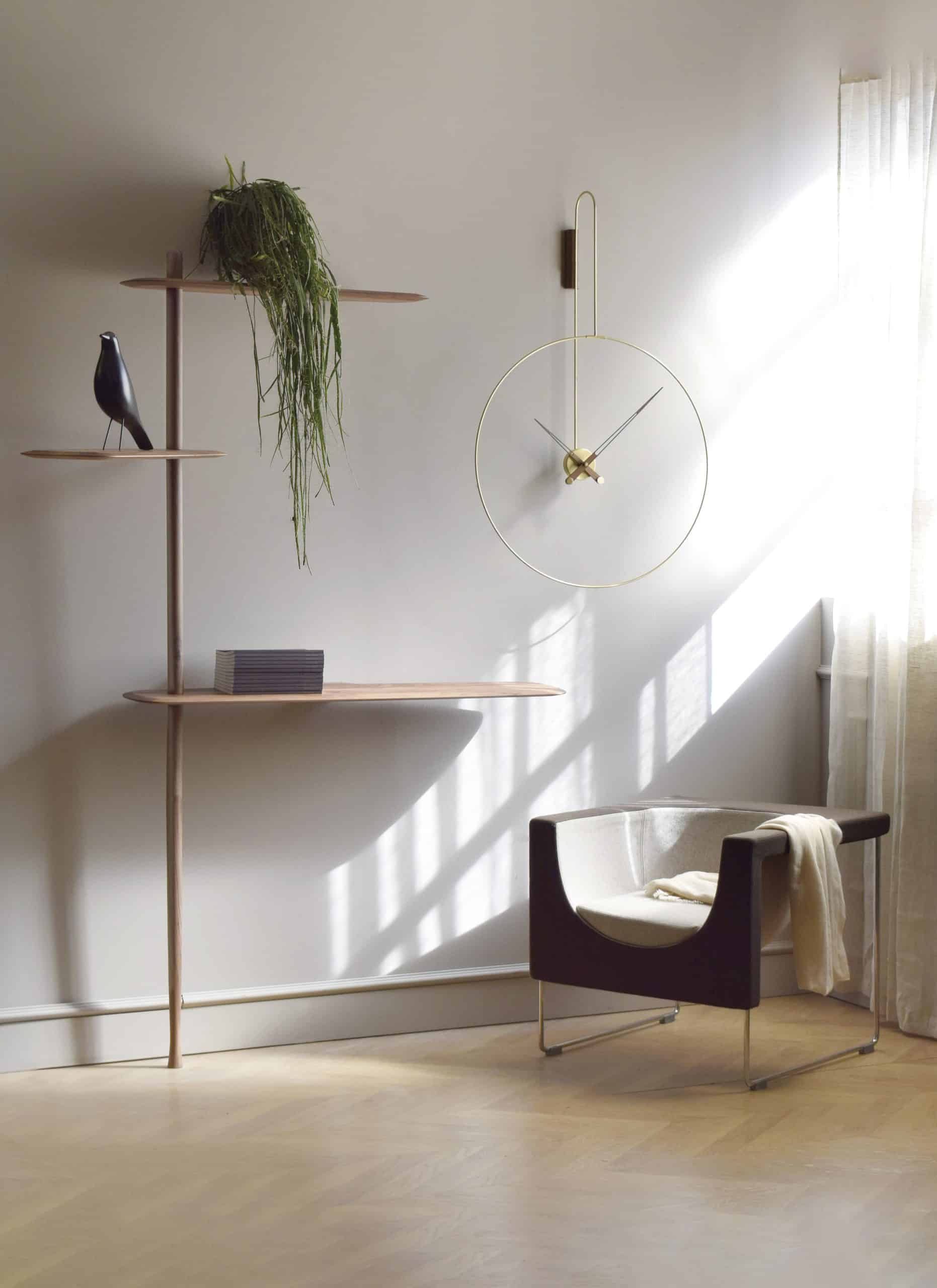 Wanduhr DARO aus Nussbaum mit Messing