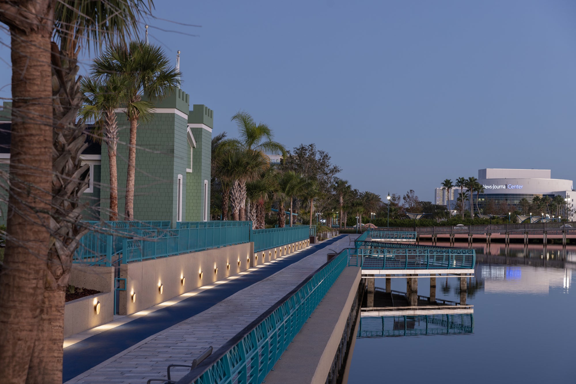 Lampa ścienna FLINDT biały