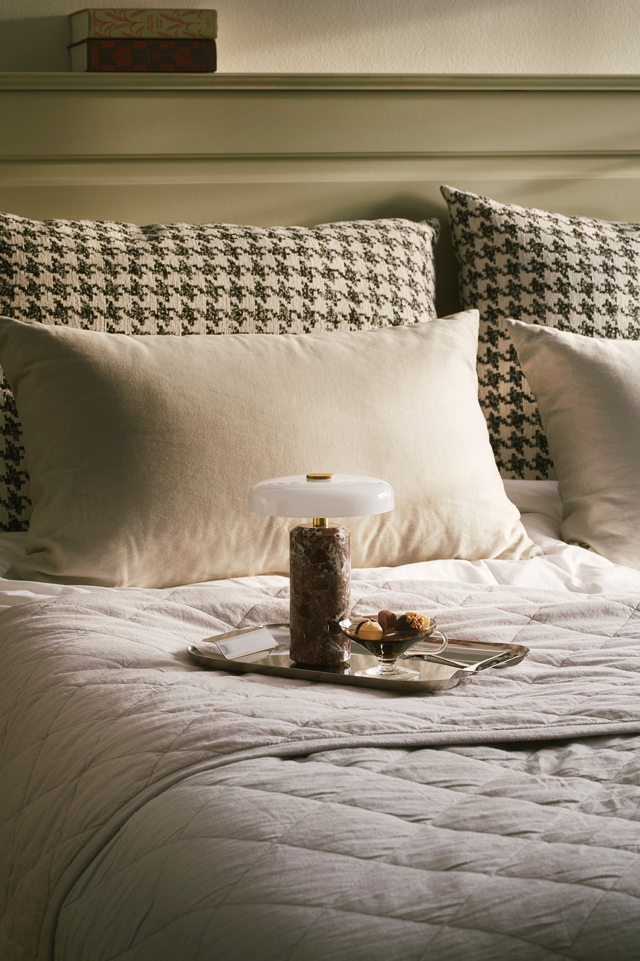 Draagbare lamp TRIP bordeaux marmer met melkachtig wit glas