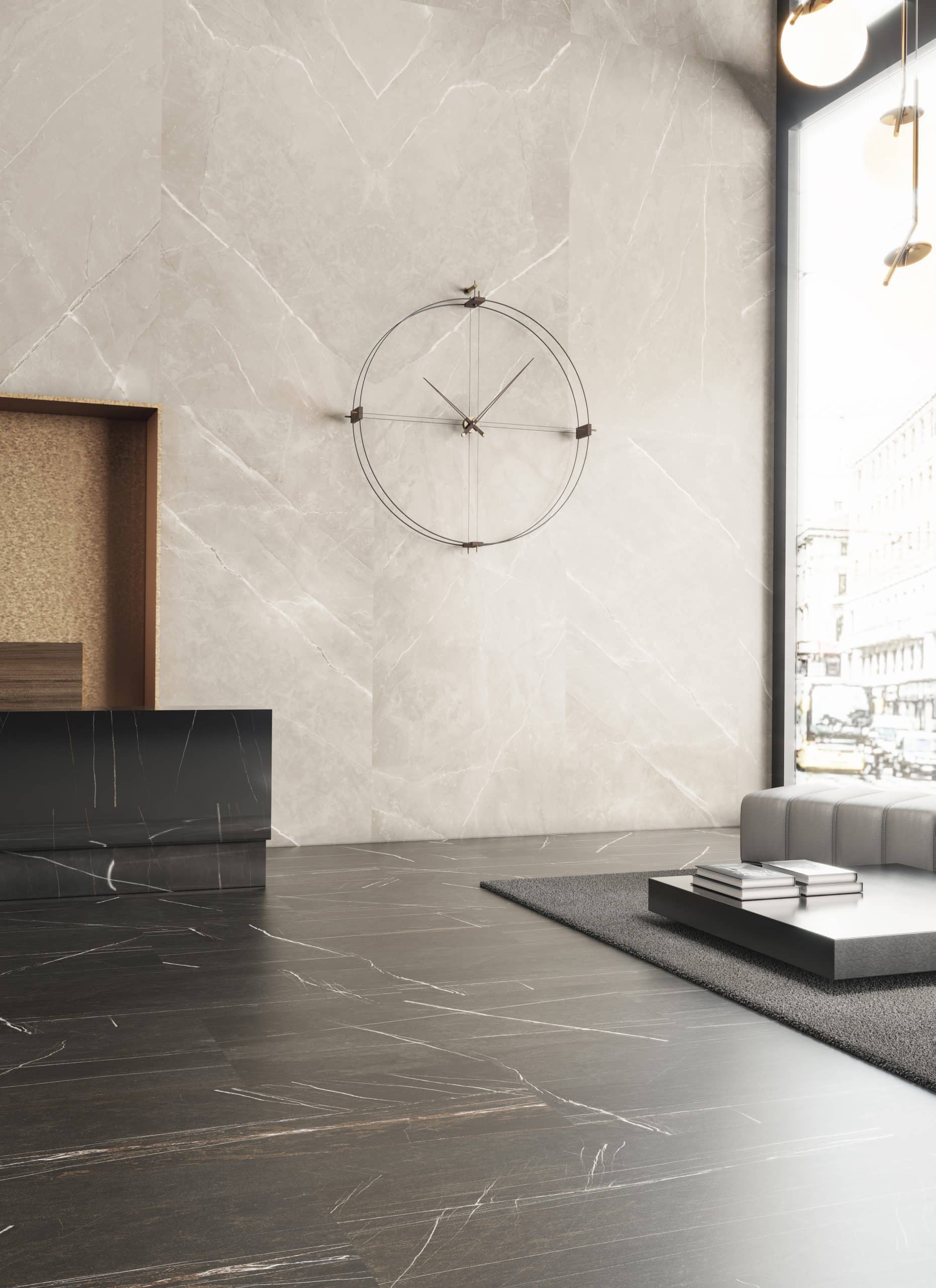 Wanduhr DELMORI aus Nussbaumholz mit Schwarz und Messing