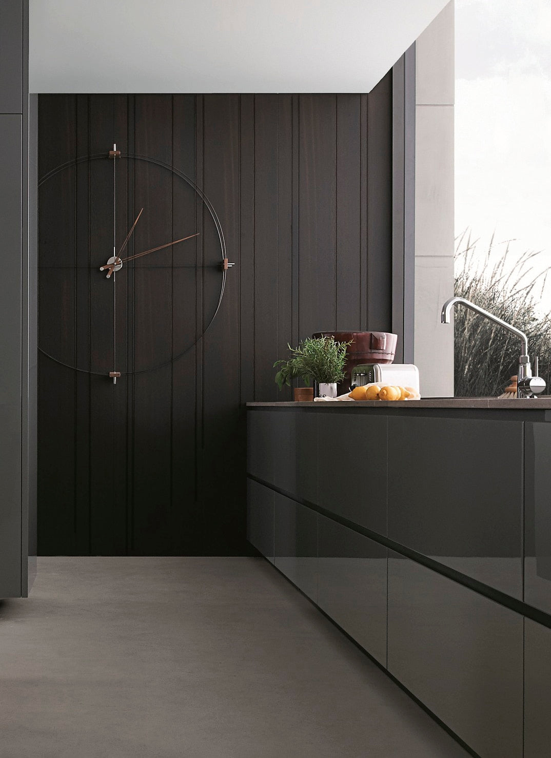 Wanduhr DELMORI aus Nussbaumholz mit Schwarz und Chrom