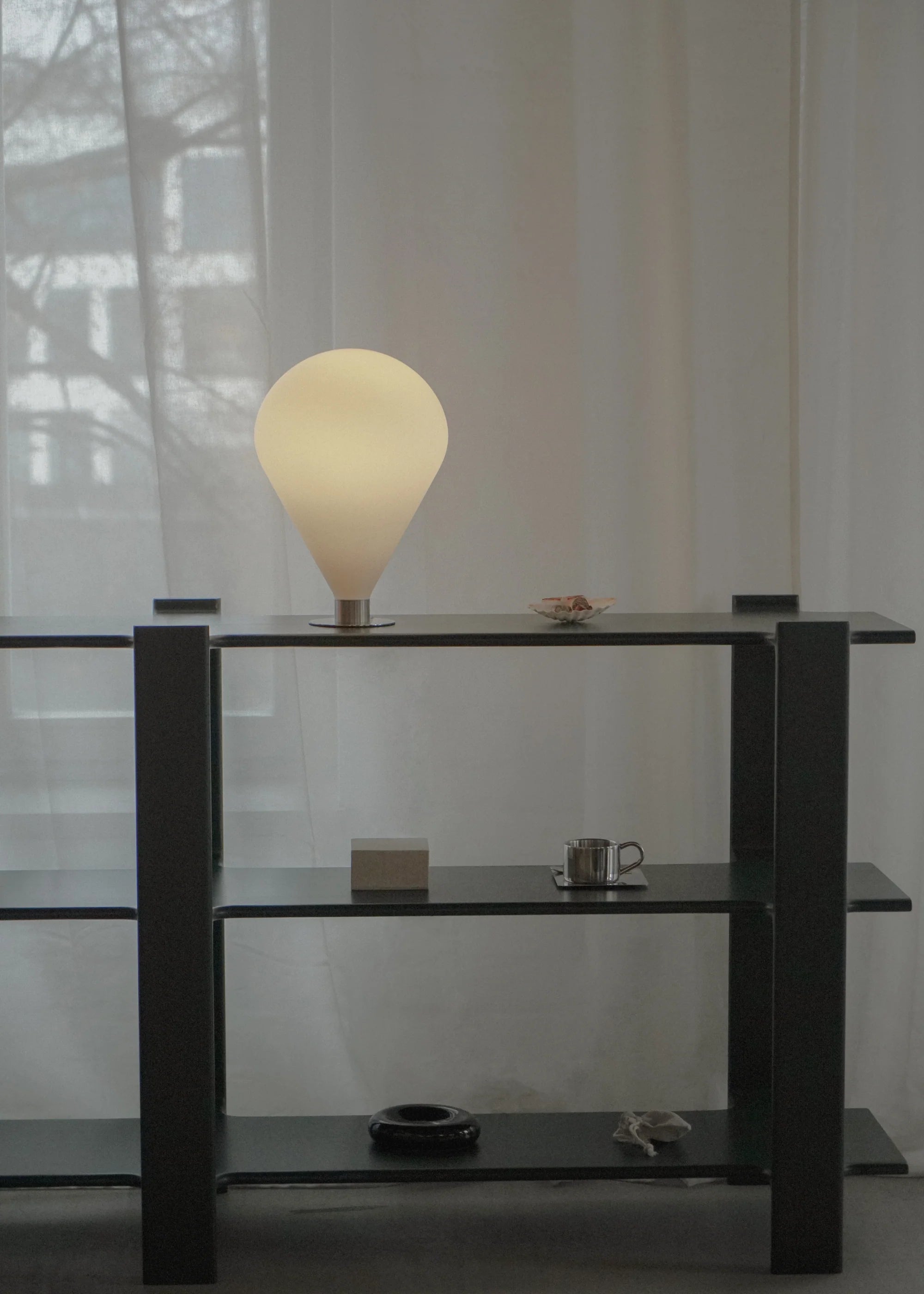Lampa stołowa ELY biały klosz ze srebrną podstawą – TAMO