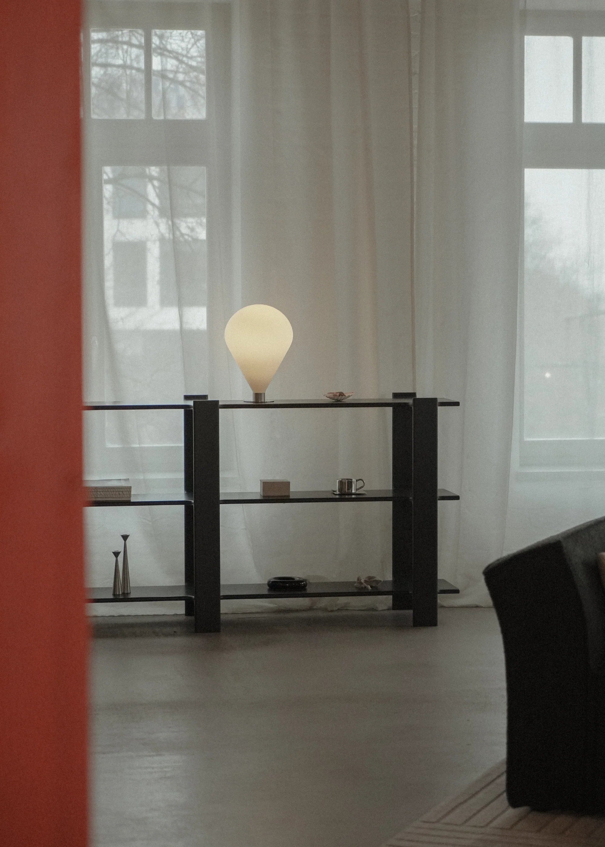 Lampa stołowa ELY biały klosz ze srebrną podstawą – szkło