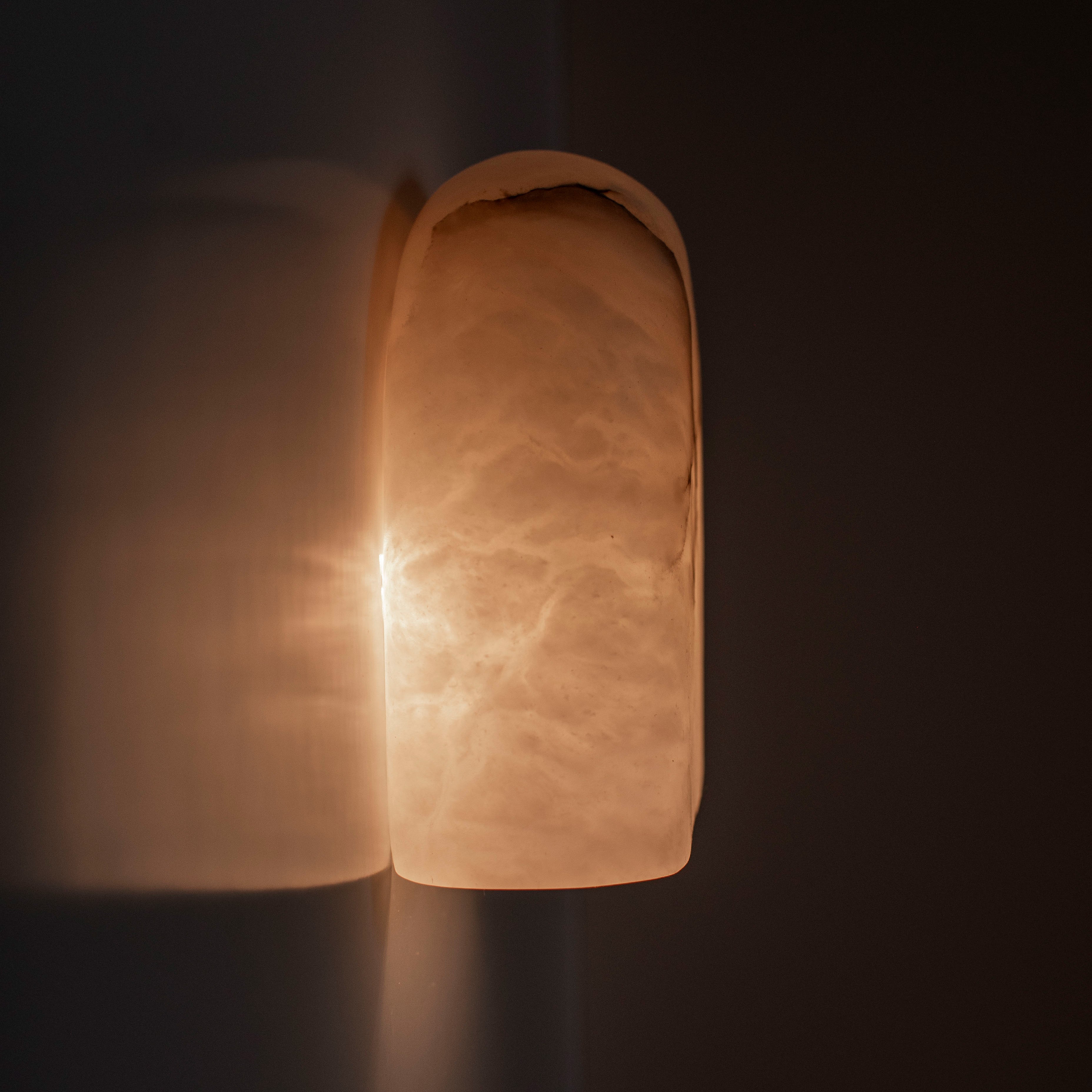 Wandlamp alabaster TAYGETA met patroonafwerking