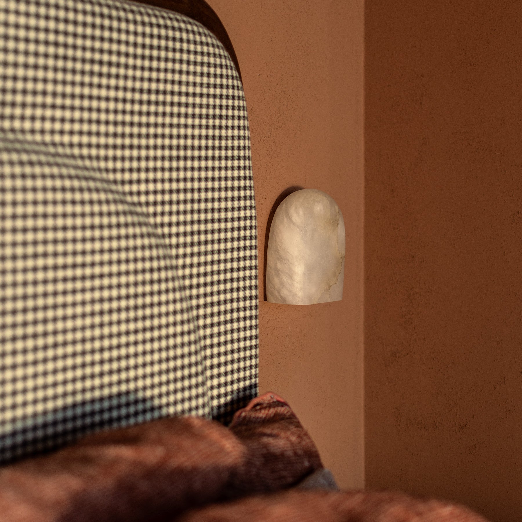 Wandlamp alabaster TAYGETA met patroonafwerking