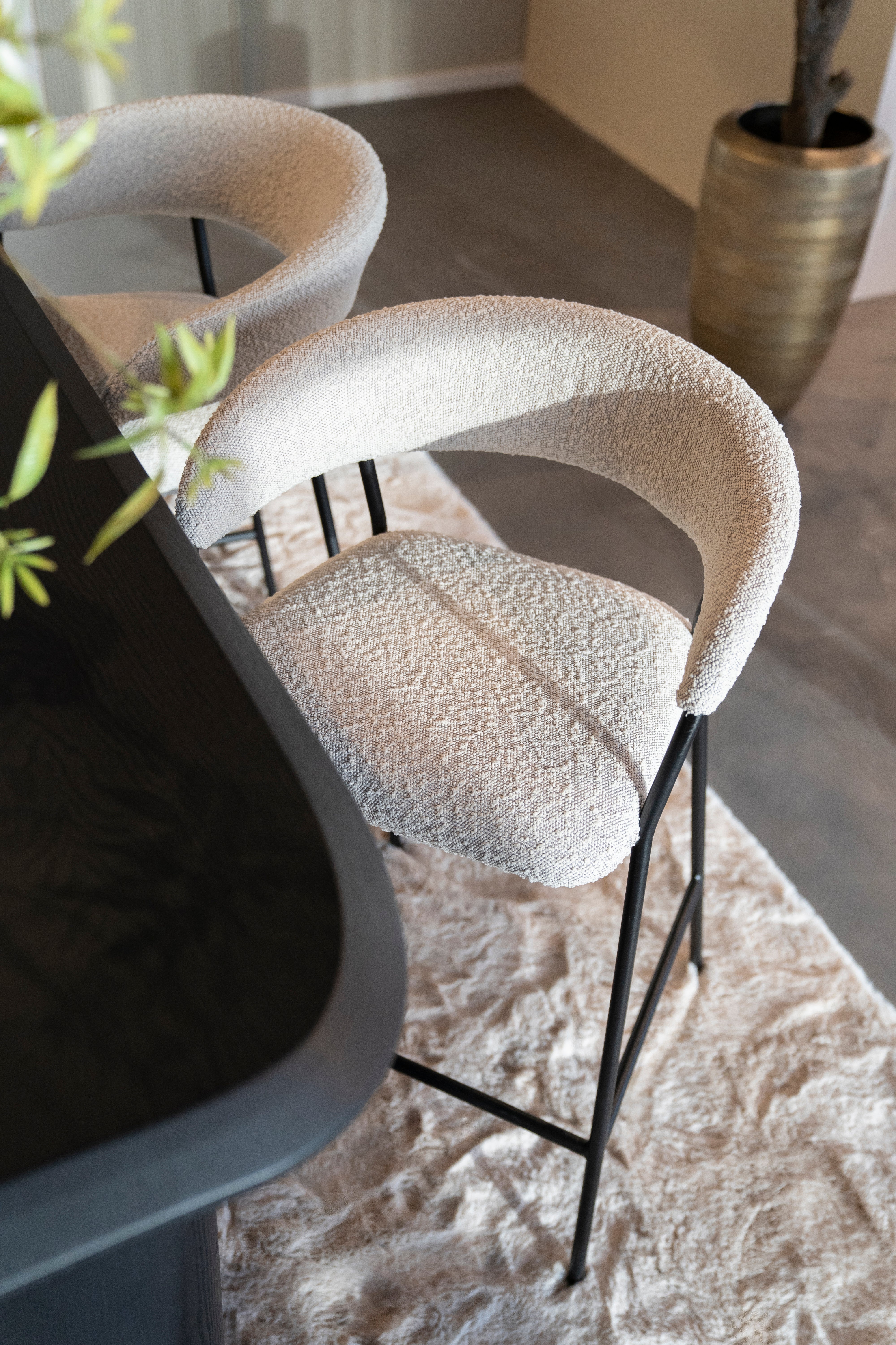Hocker LUKA taupe met zwarte basis