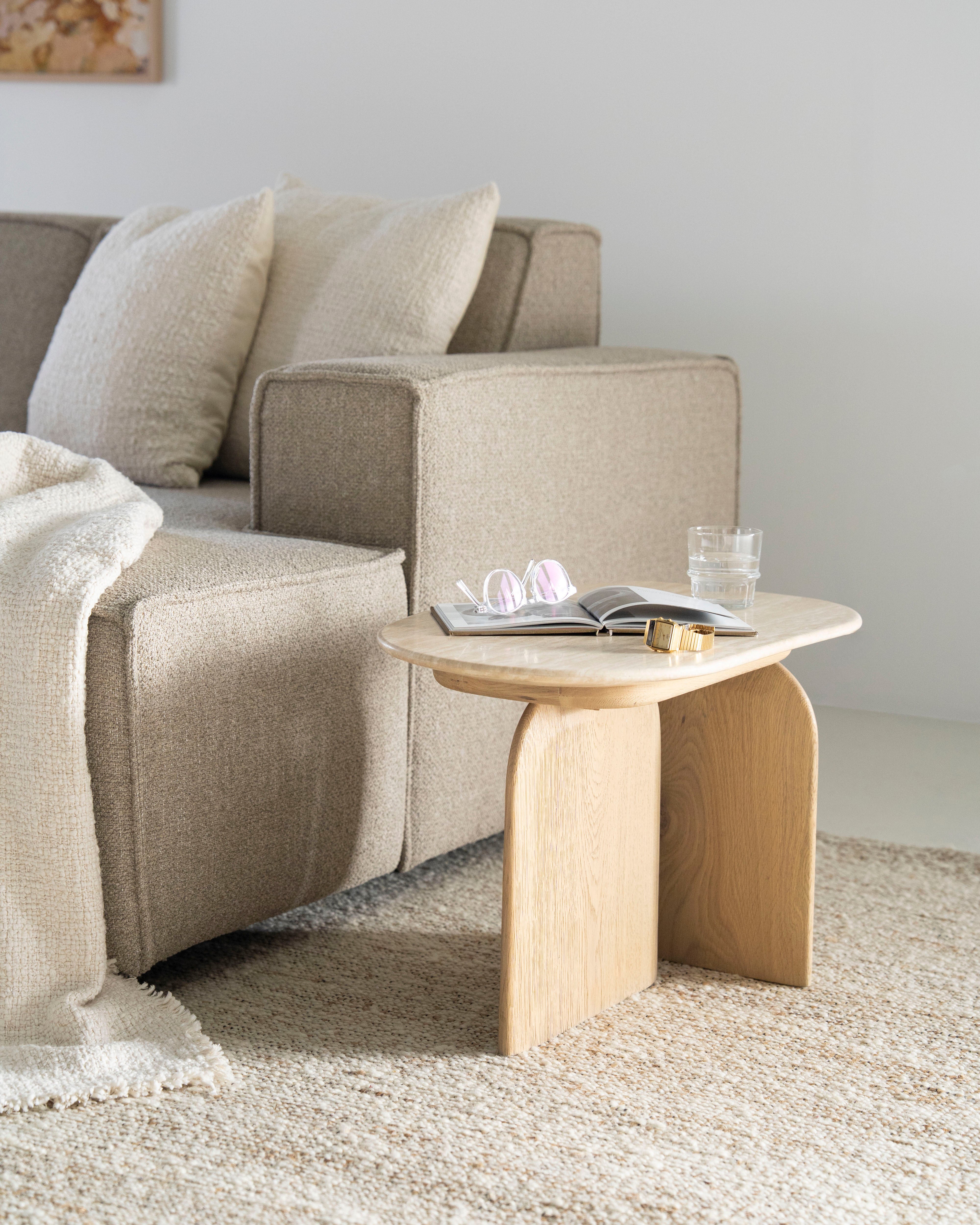 Zijtafel LOVA van travertin met een eiken basis