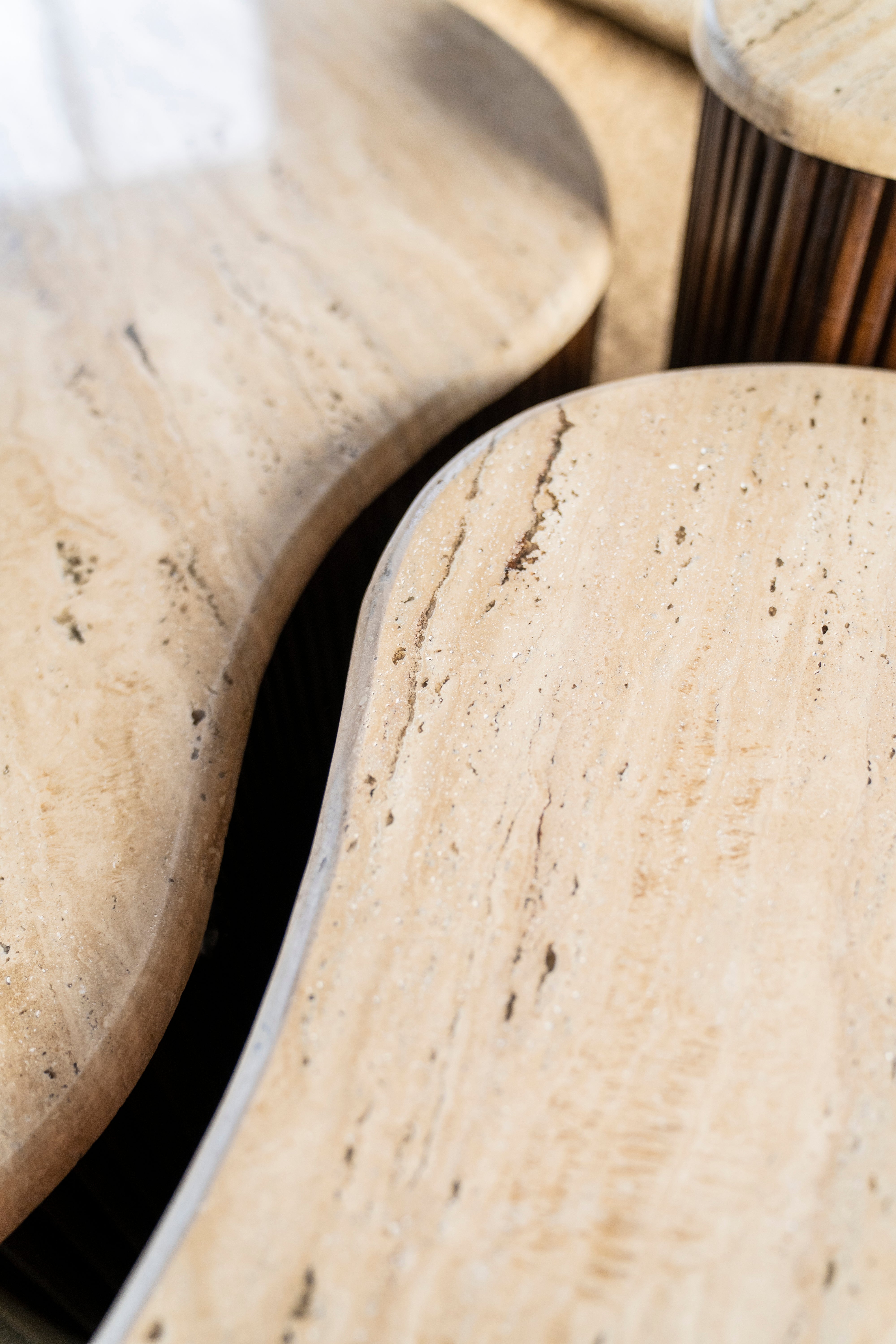 Zijtafel MARI van mango-hout met een travertijn blad