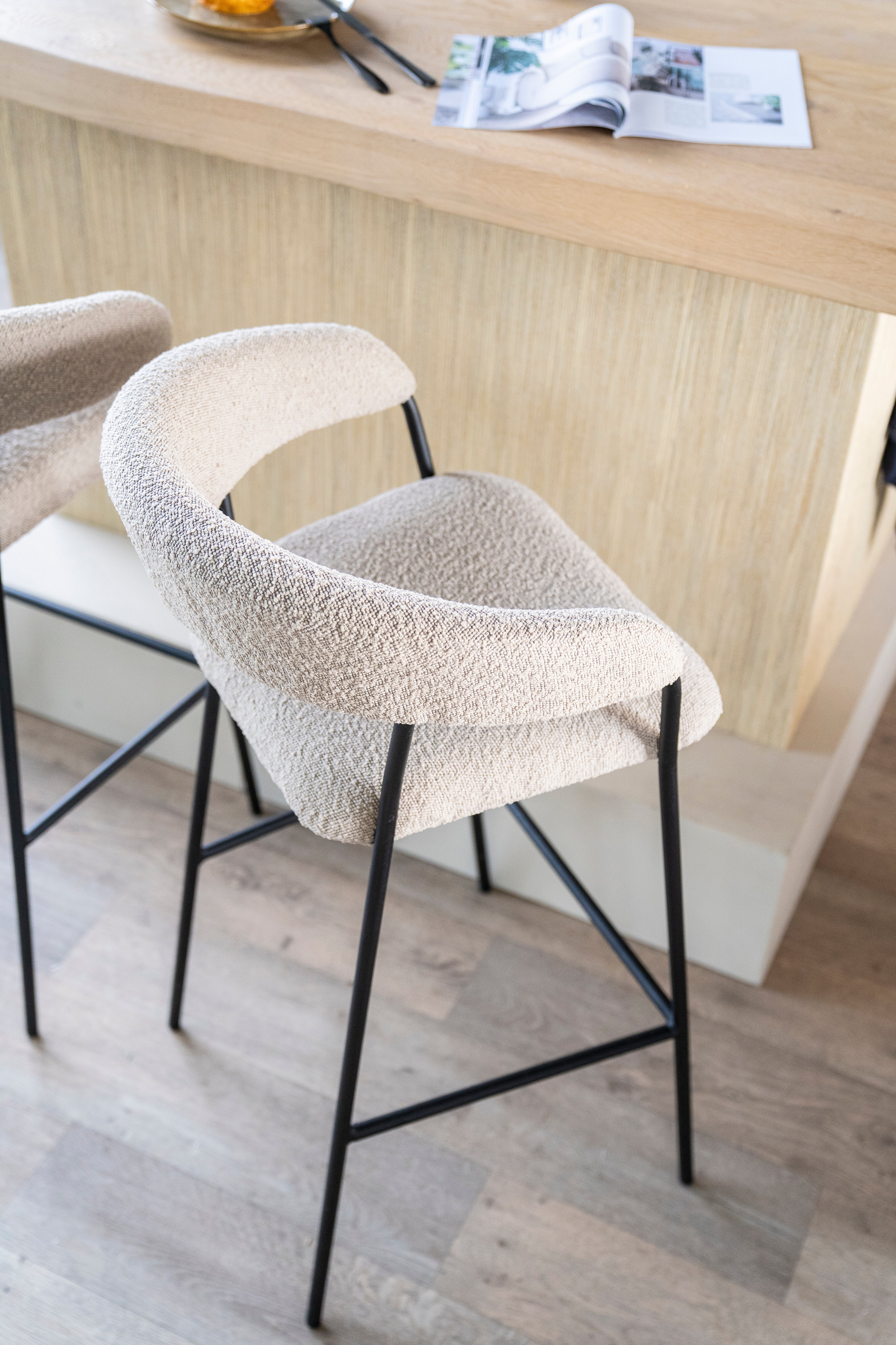 Hocker LUKA taupe met zwarte basis