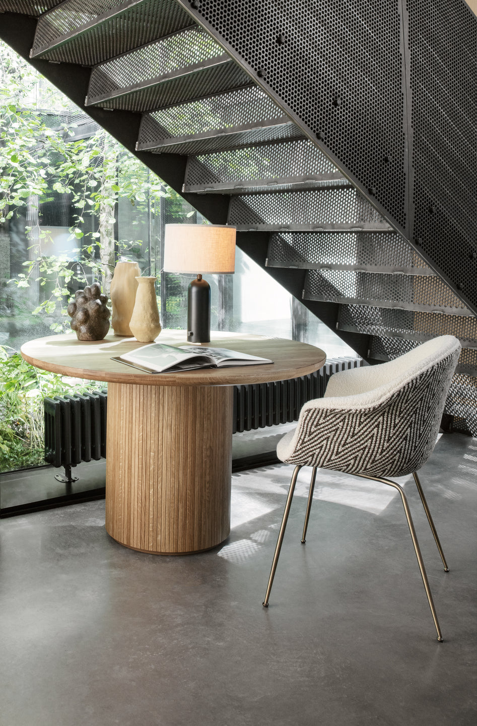 Ronde tafel MOON zwart eikenfineer