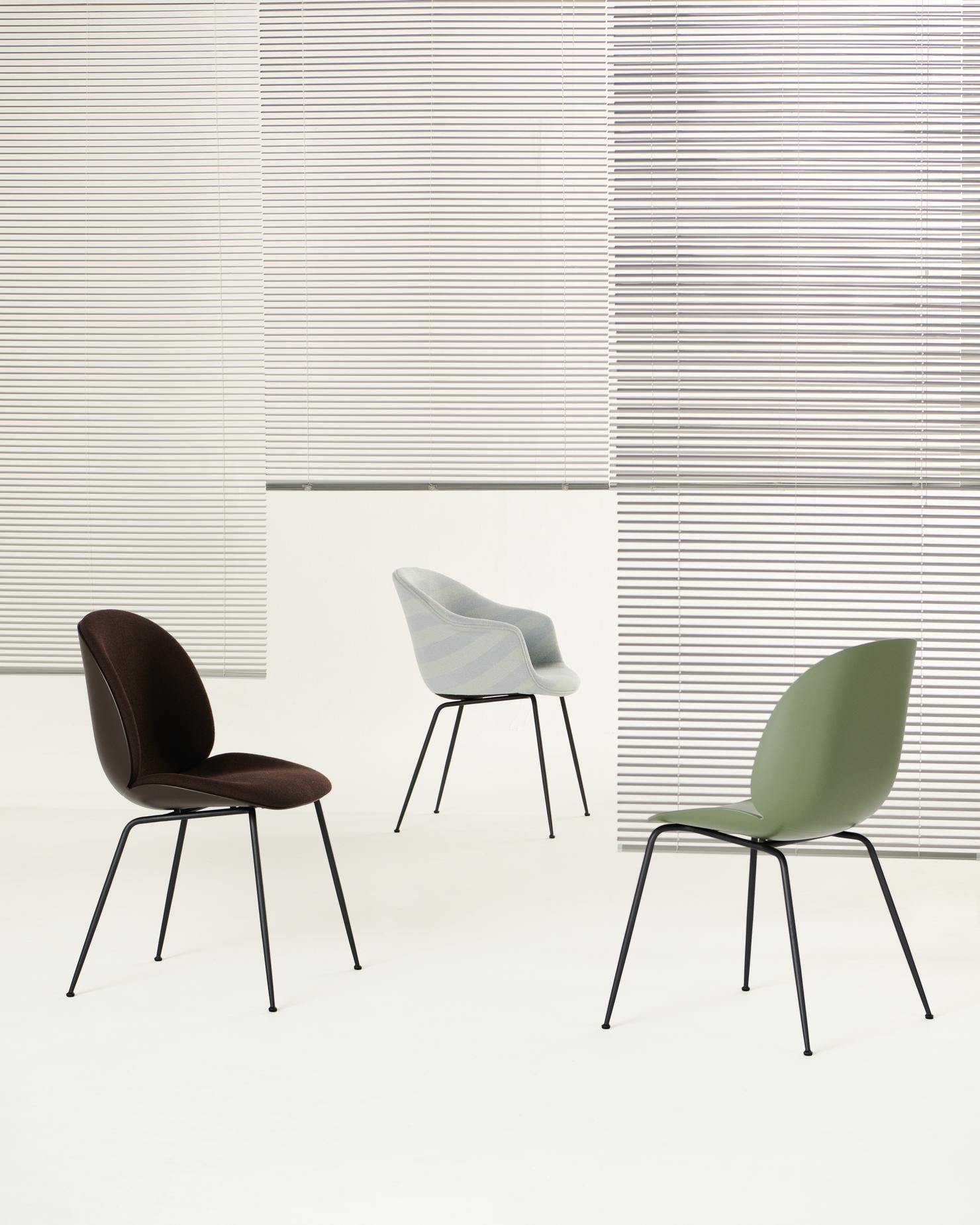 Stoel BAT wit met eikenhouten basis