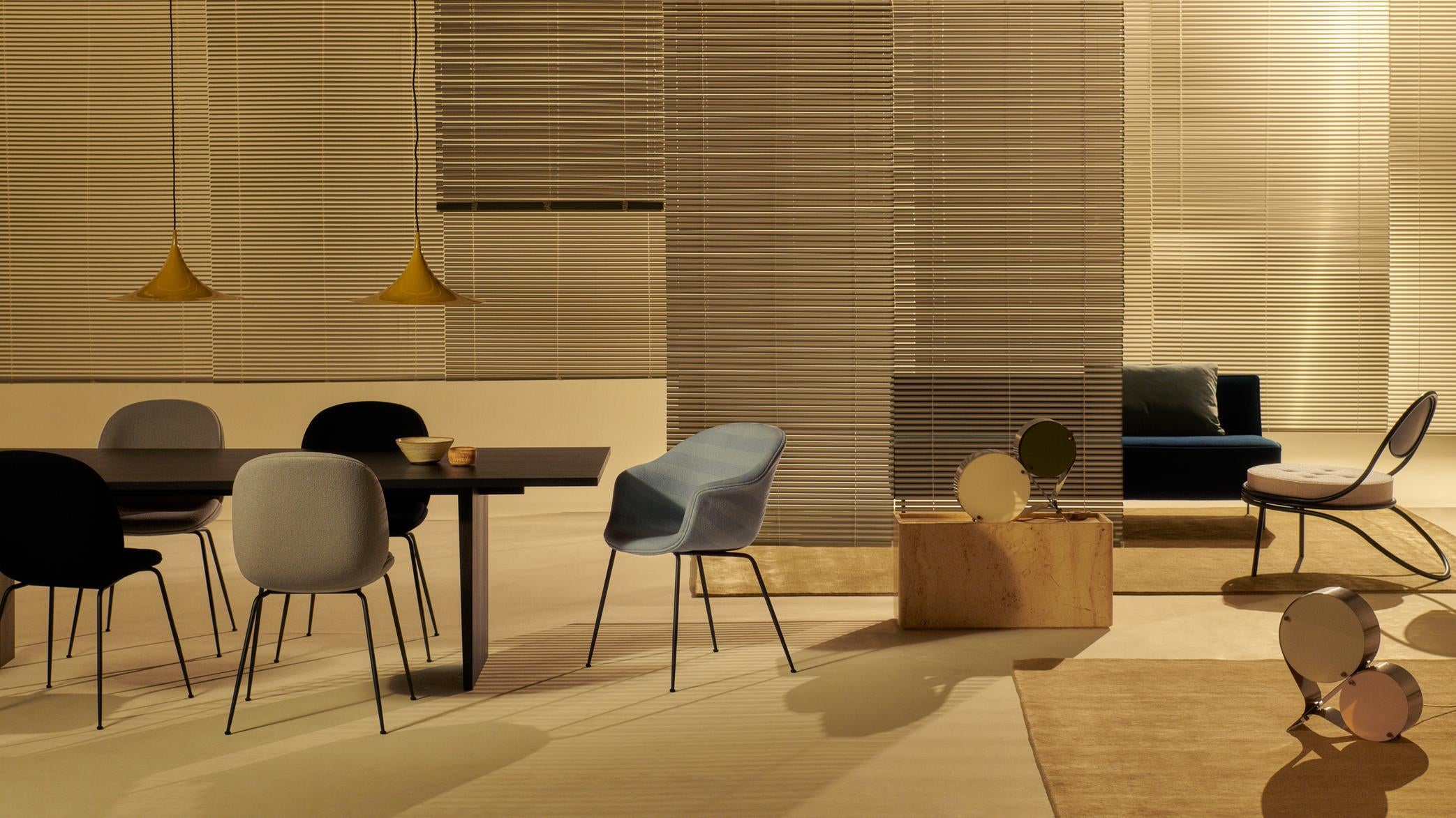 Krzesło BAT tapicerowane z czarną chromowaną podstawą