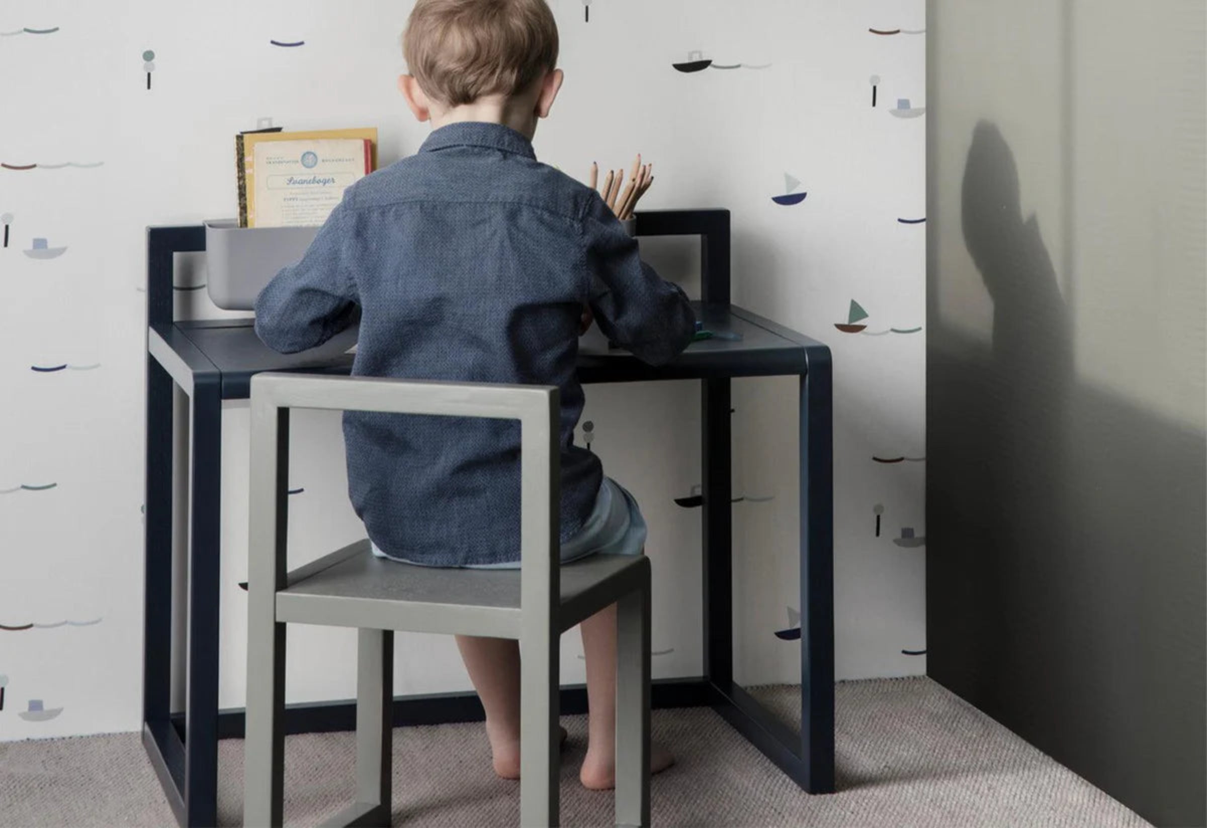 Biurko dziecięce LITTLE ARCHITECT ciemnoniebieski do gabinetu – ferm LIVING