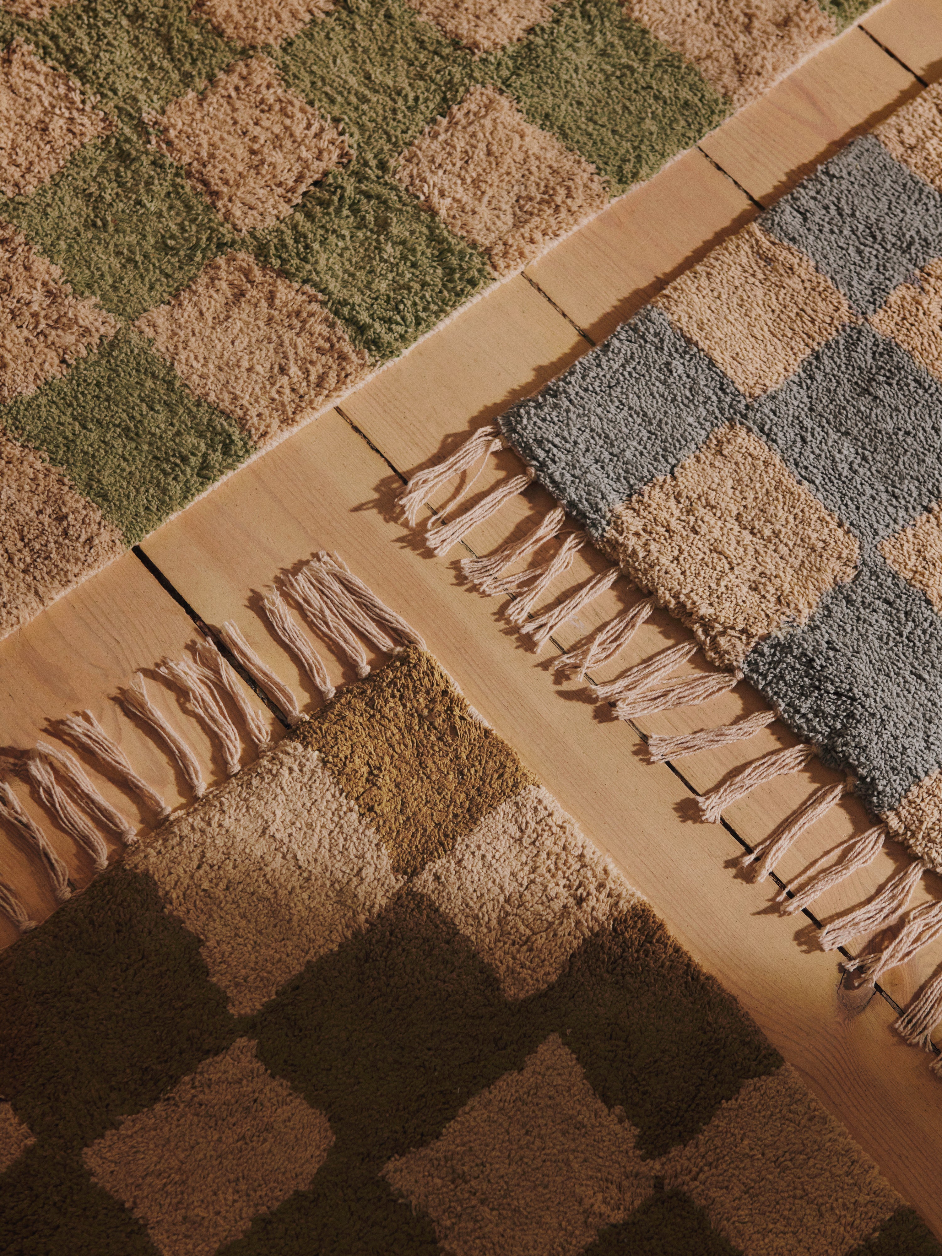 MARA green rug with sand