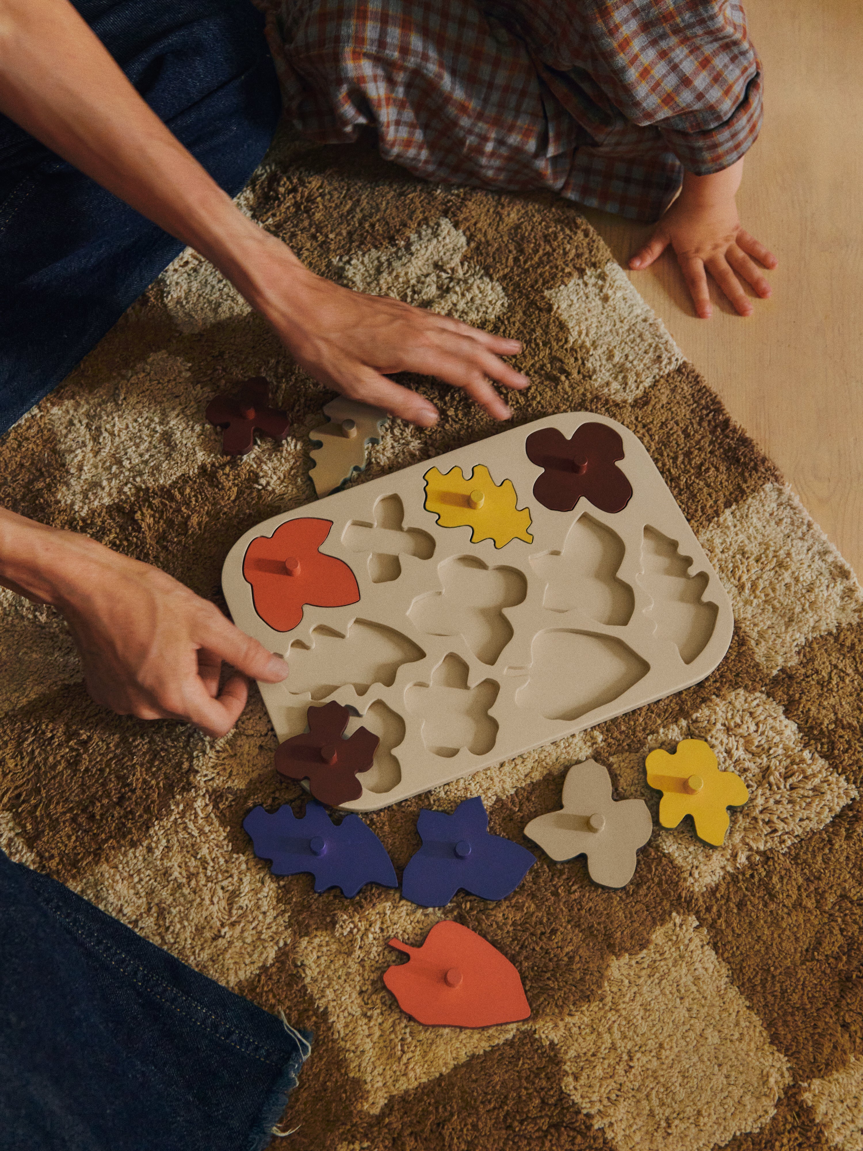 MARA green rug with sand