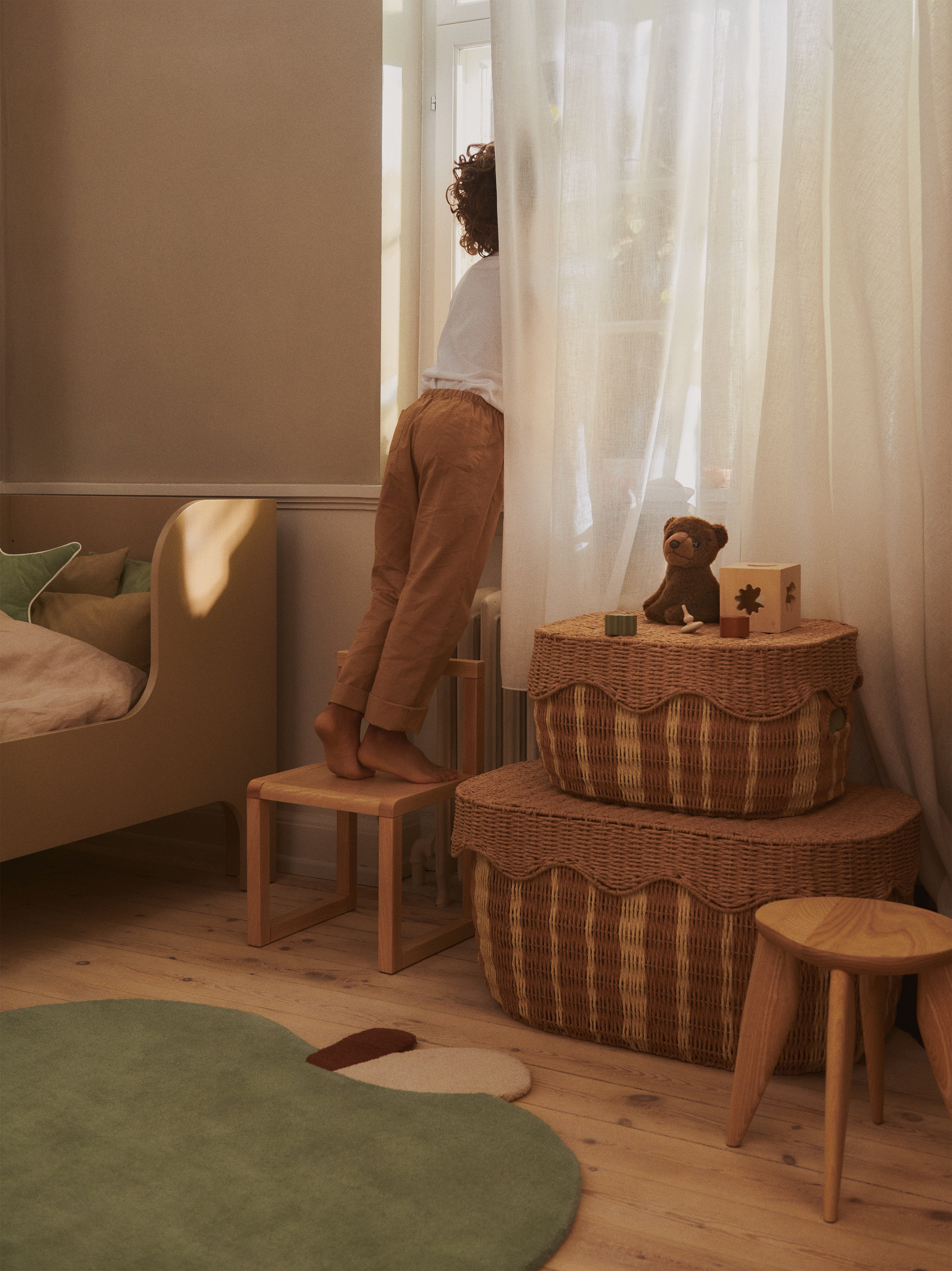 Kindertapijt APPLE groen met baksteenrood en beige