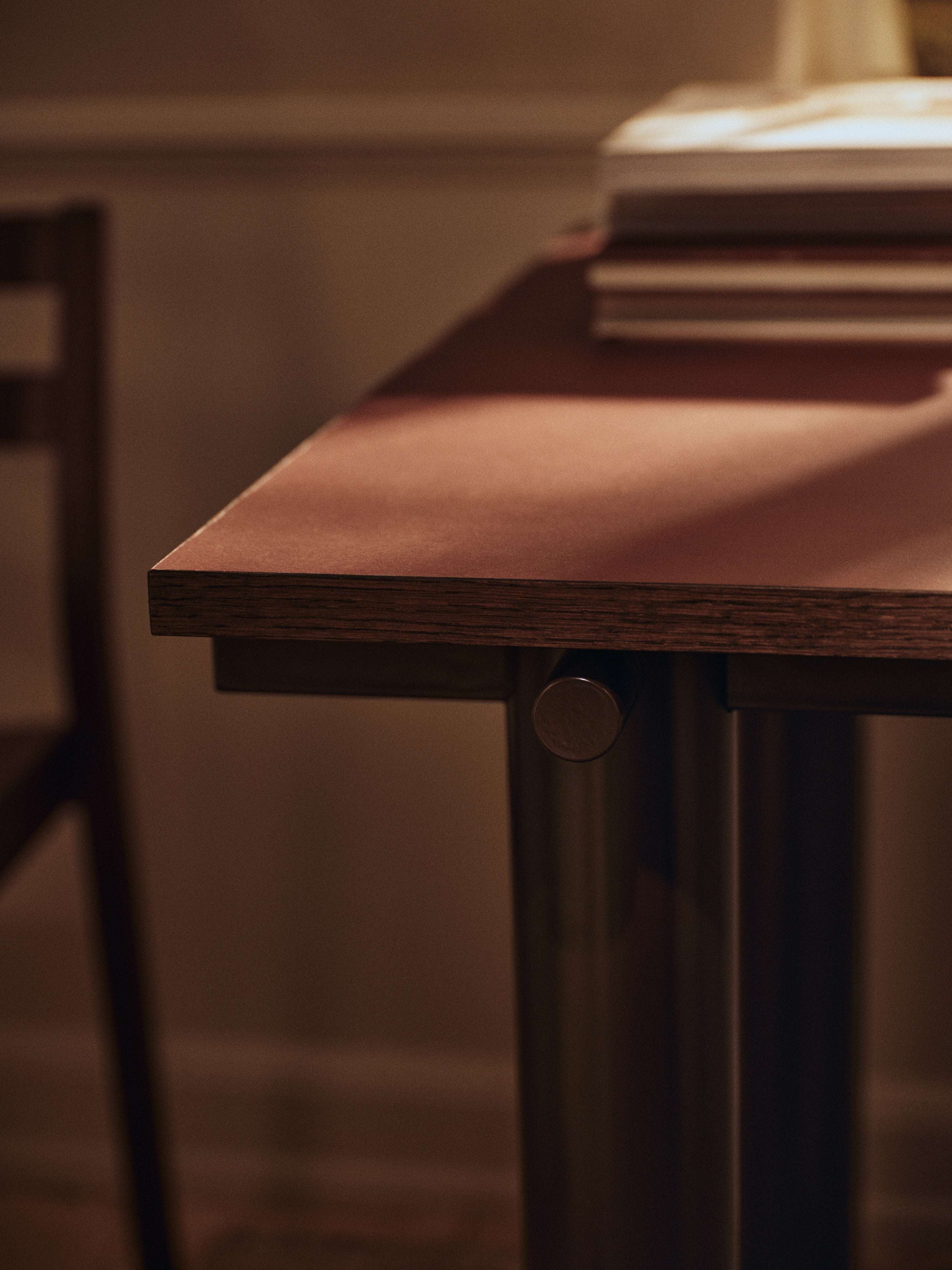 Tafel ATURA bordeauxkleurig blad met chocoladekleurige basis