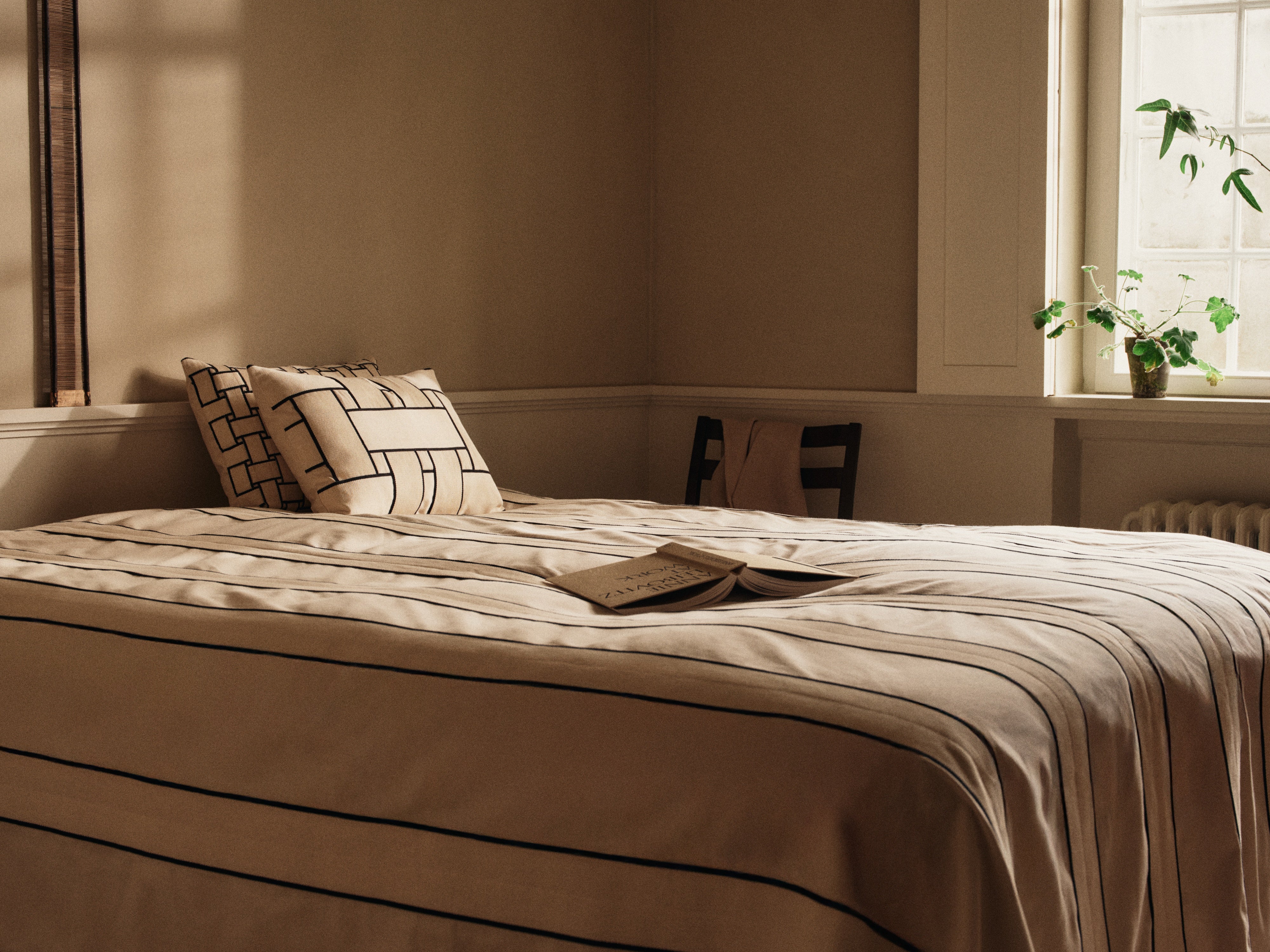 Kussenhoes LATTICE beige met zwart patroon