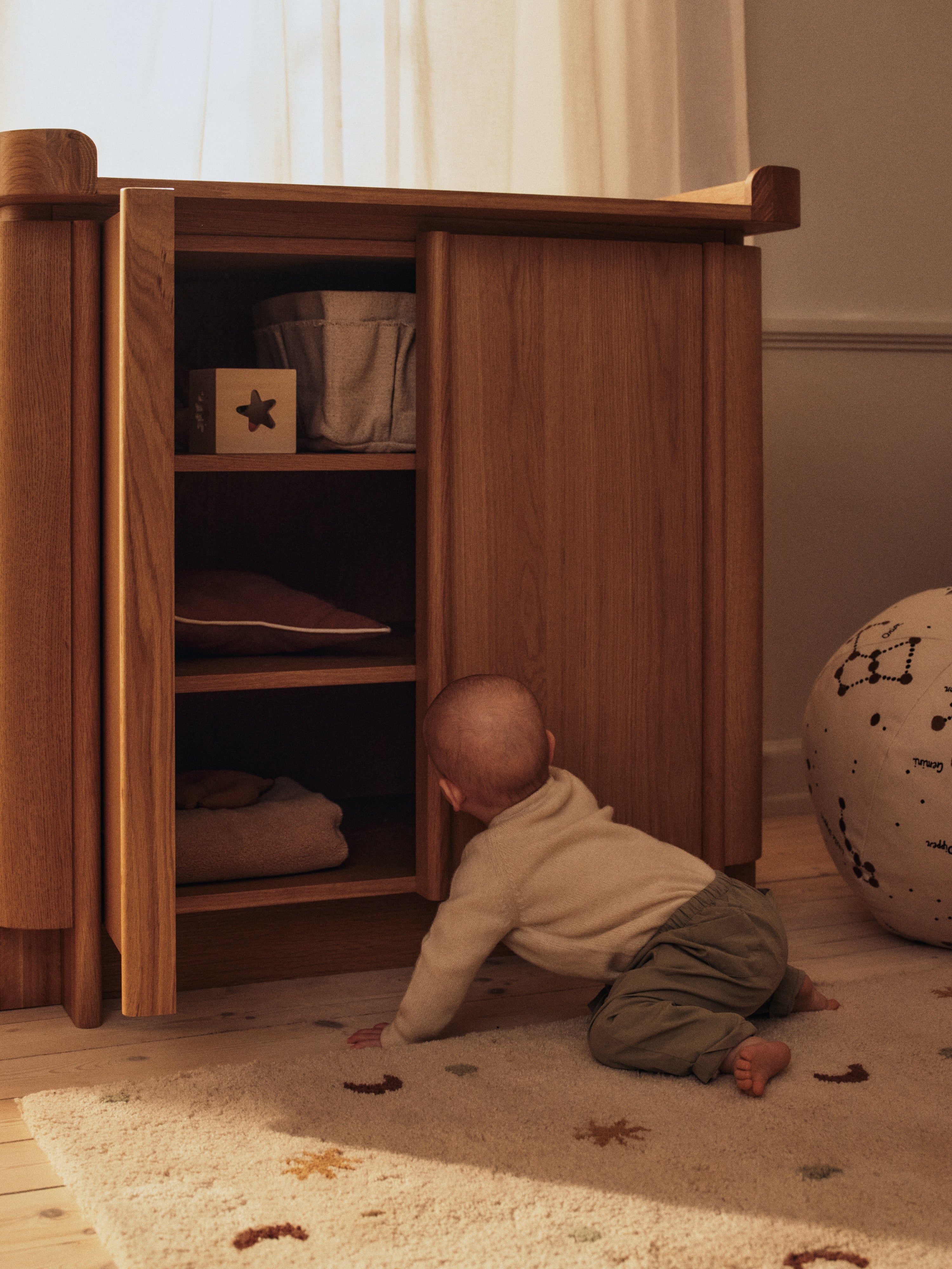 Beige kinder tapijt SKYE met baksteen- en groene accenten